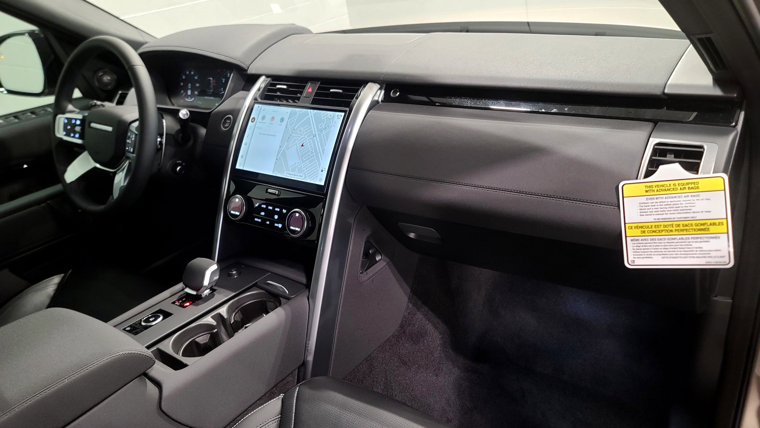 2026 Land Rover Discovery S photo 3