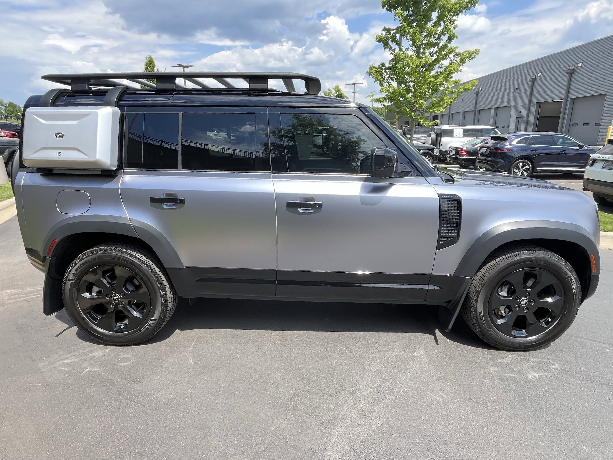 2023 Land Rover Defender X-Dynamic SE photo 5