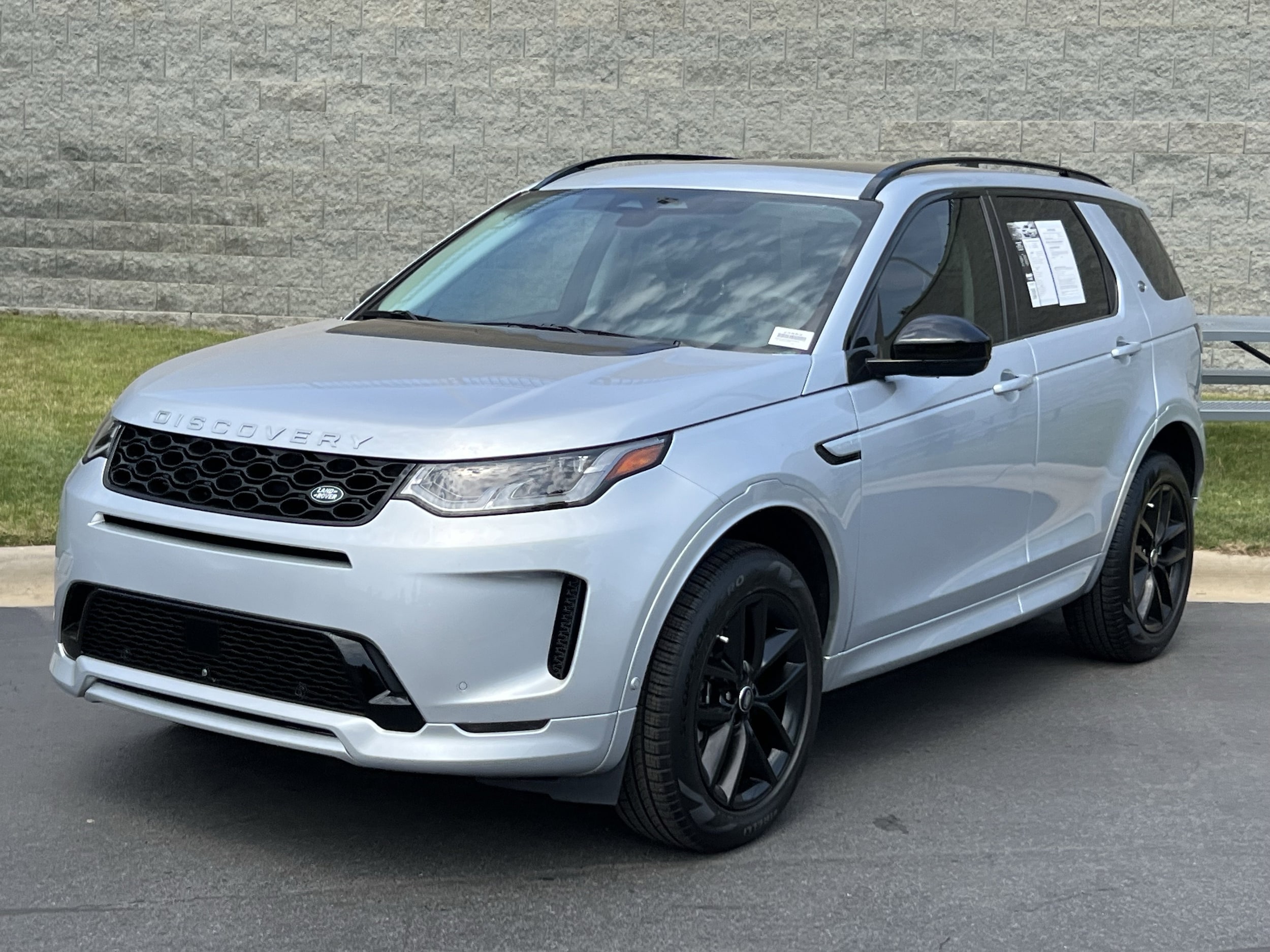 2025 Land Rover Discovery Sport 2.0 S's photo