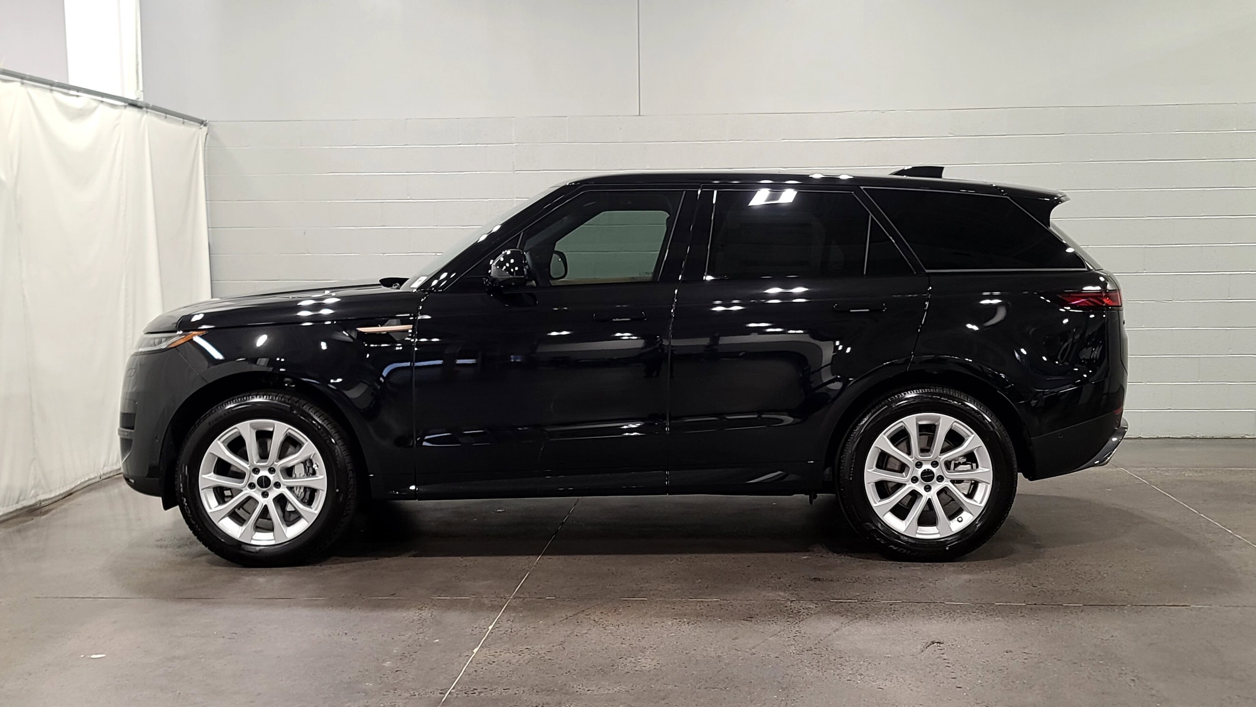 2026 Land Rover Range Rover Sport SE photo 6