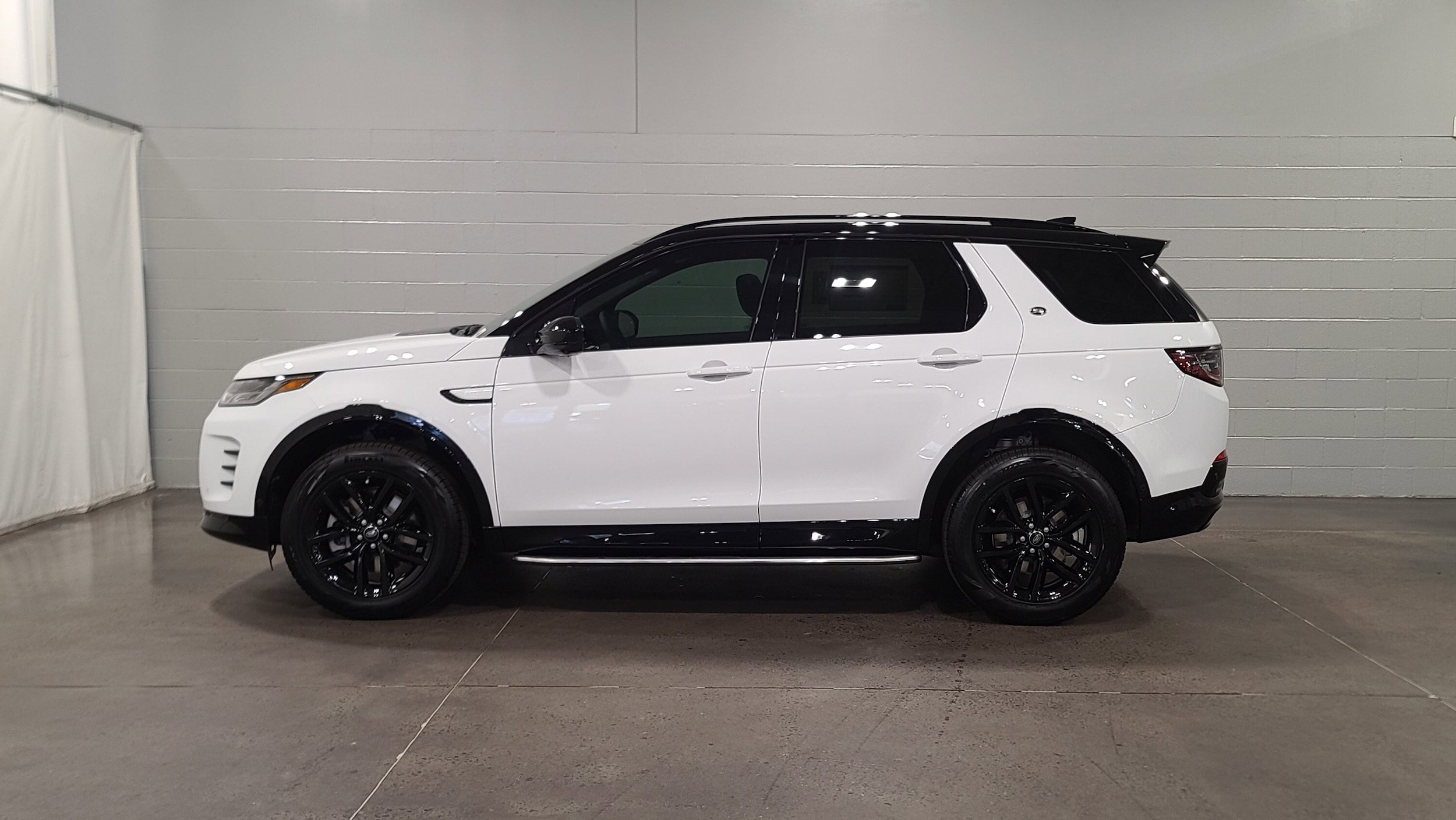 2026 Land Rover Discovery Sport Landmark photo 6