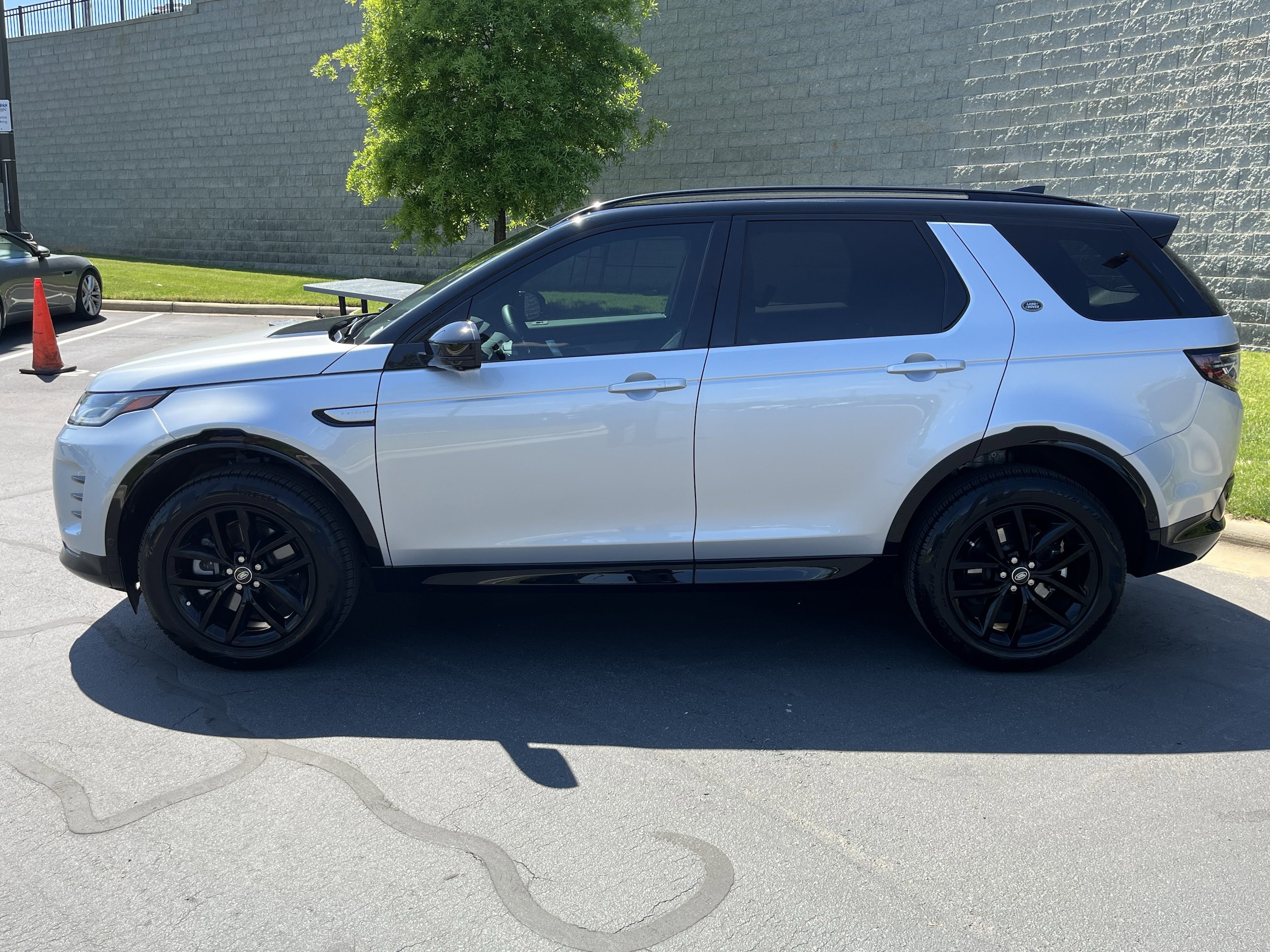 2025 Land Rover Discovery Sport Dynamic SE photo 2