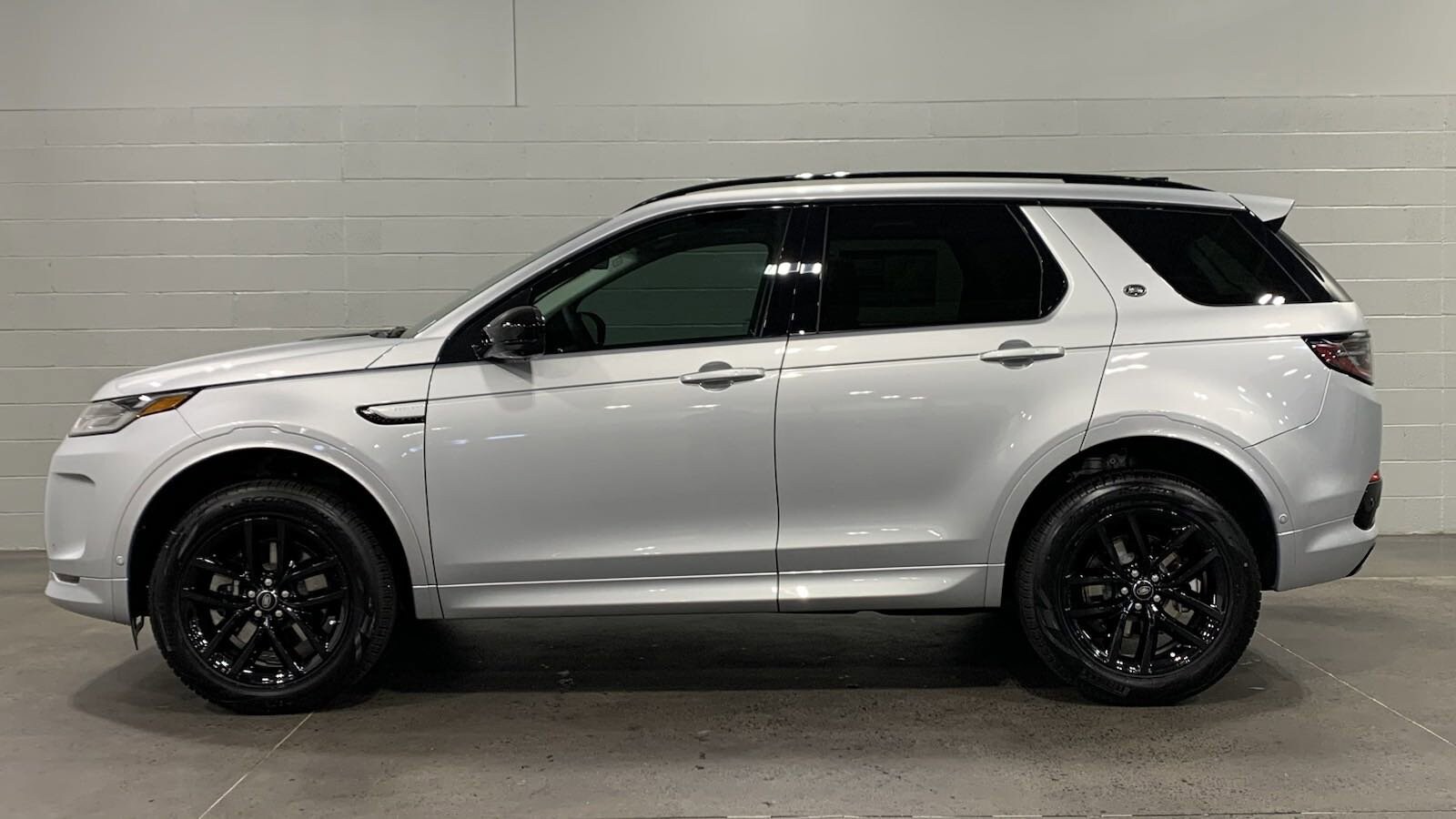 2025 Land Rover Discovery Sport S photo 6