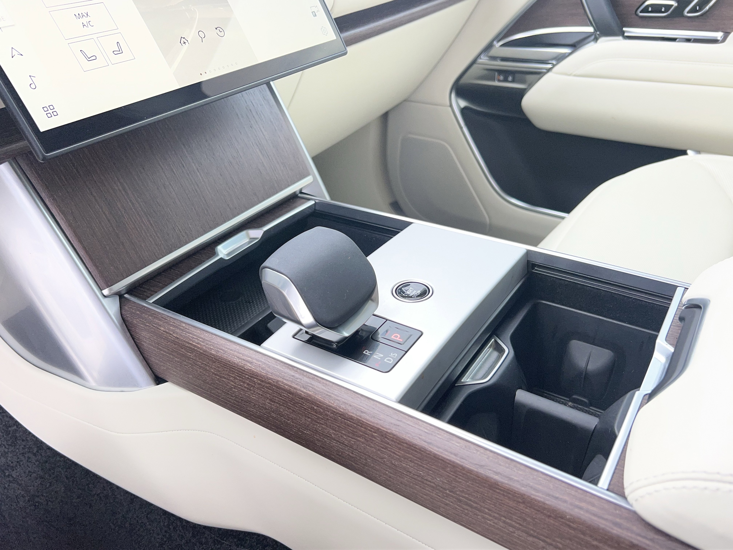 2024 Land Rover Range Rover SE photo 6