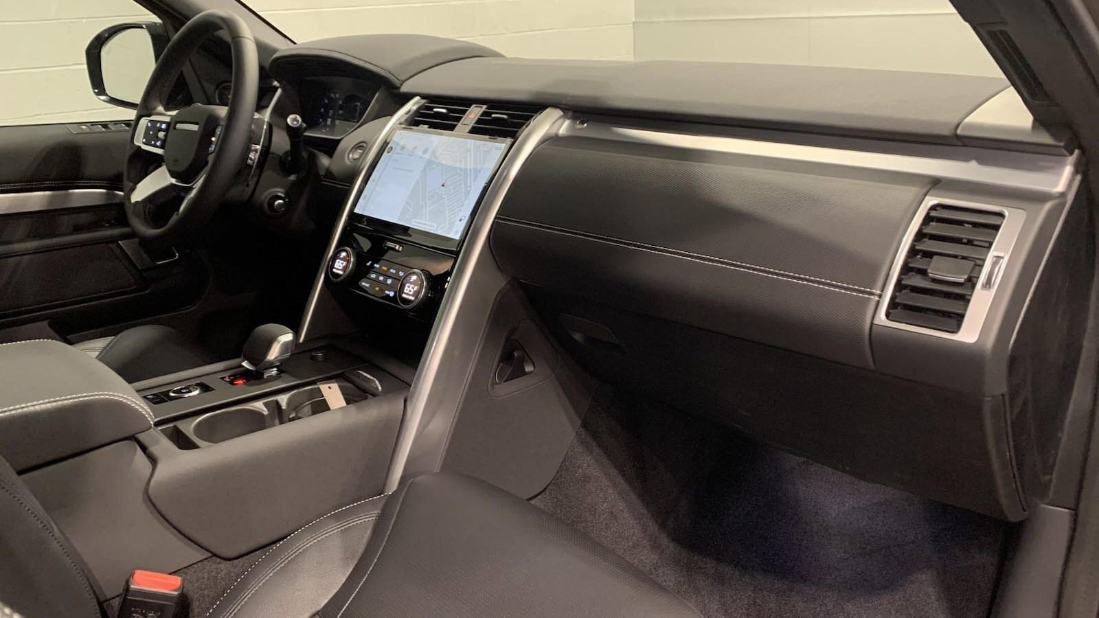 2025 Land Rover Discovery Dynamic SE photo 3