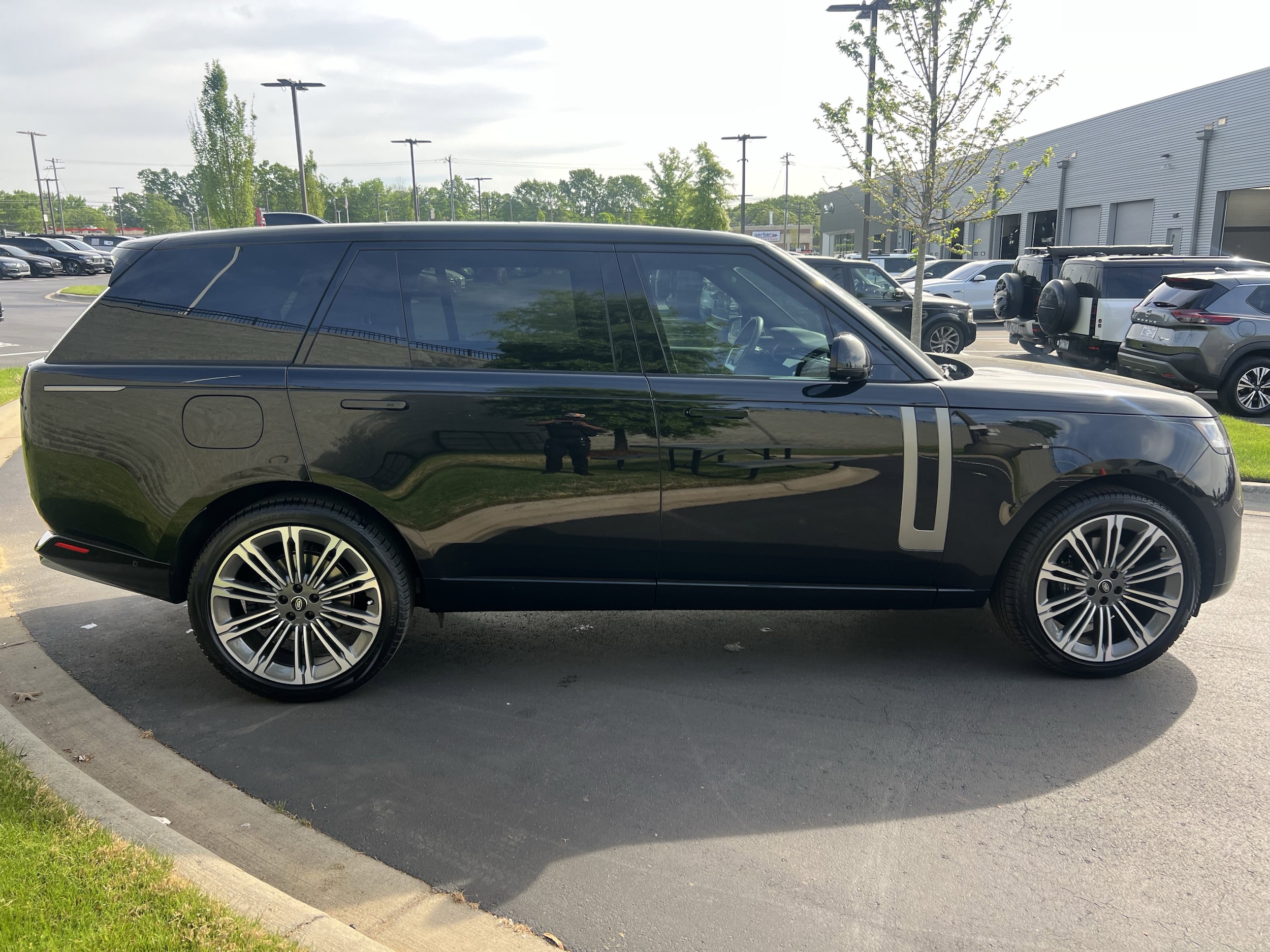 2024 Land Rover Range Rover SE photo 6