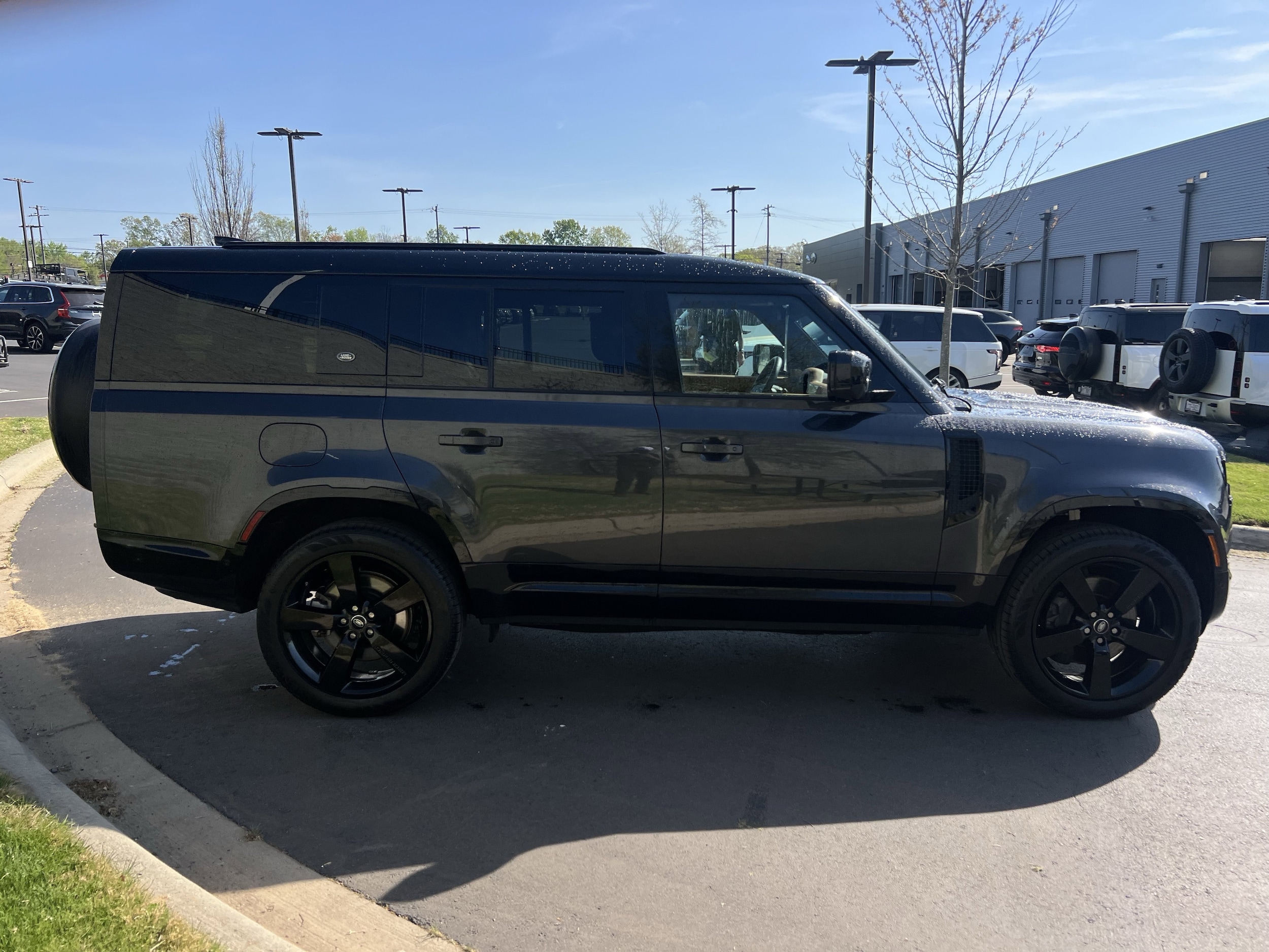 2024 Land Rover Defender 130 P400 X-Dynamic SE photo 6