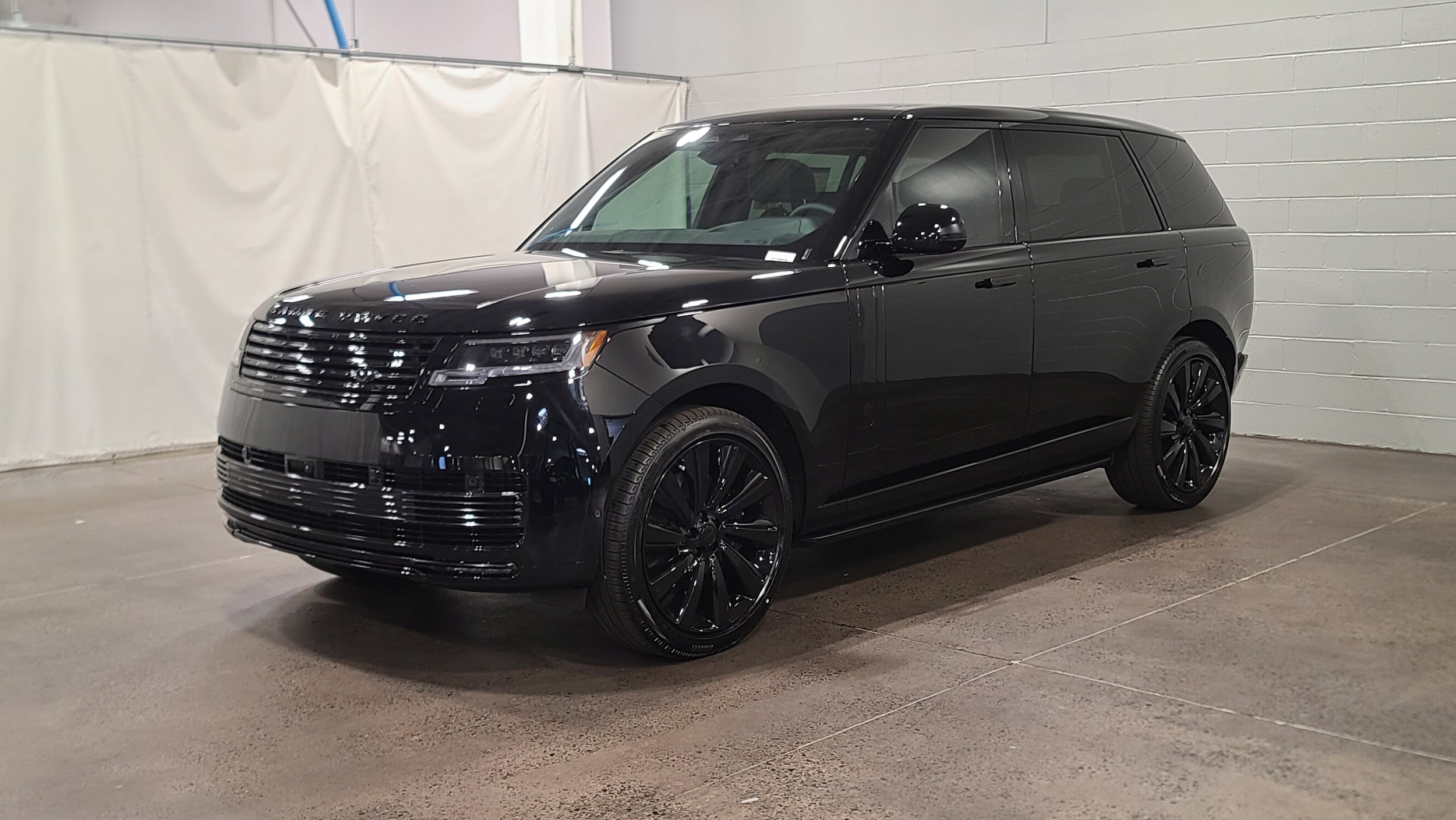 2026 Land Rover Range Rover 4.4 SV Black LWB's photo