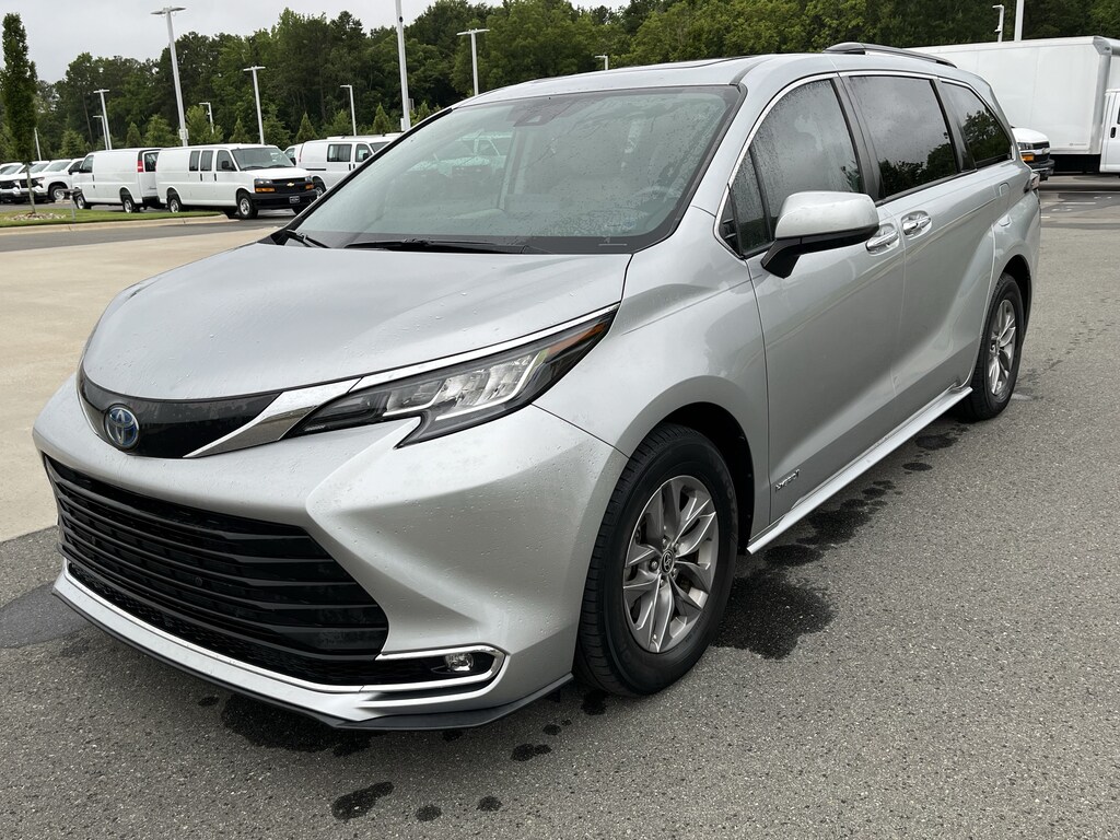 Used 2021 Toyota Sienna XLE Minivan
