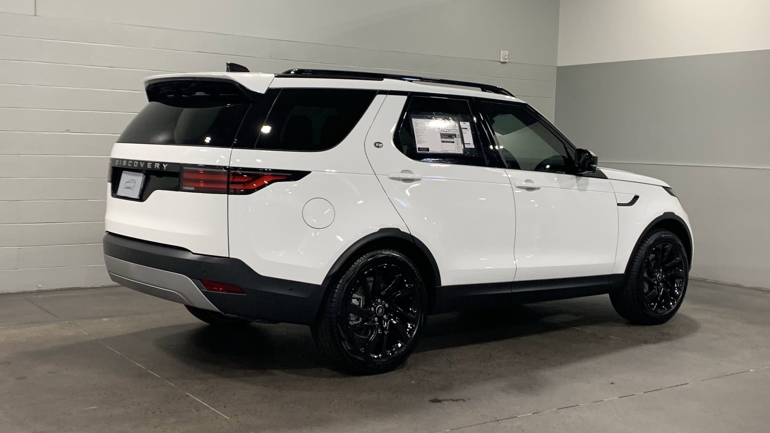 2025 Land Rover Discovery S photo 2