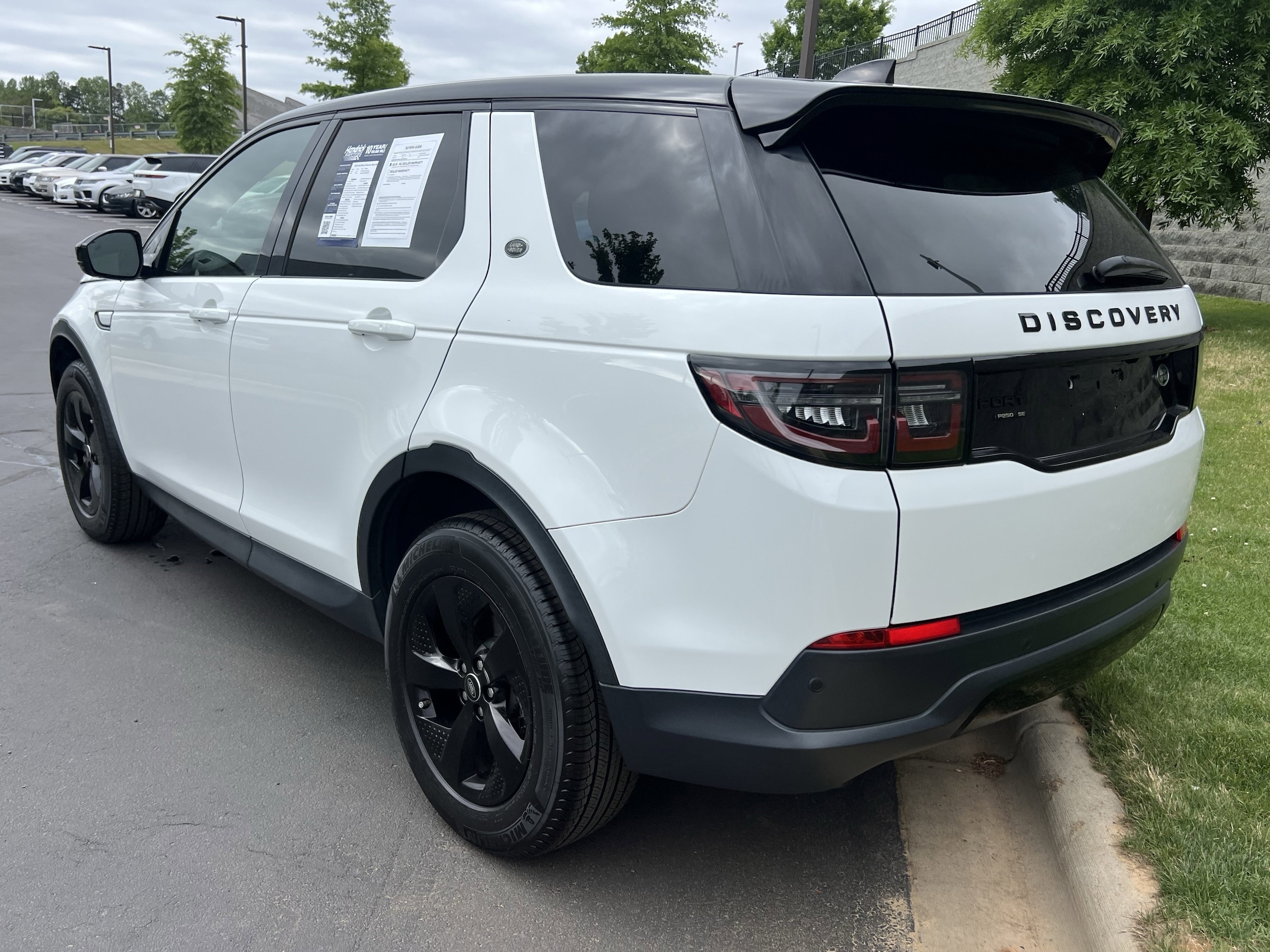 2020 Land Rover Discovery Sport SE photo 2