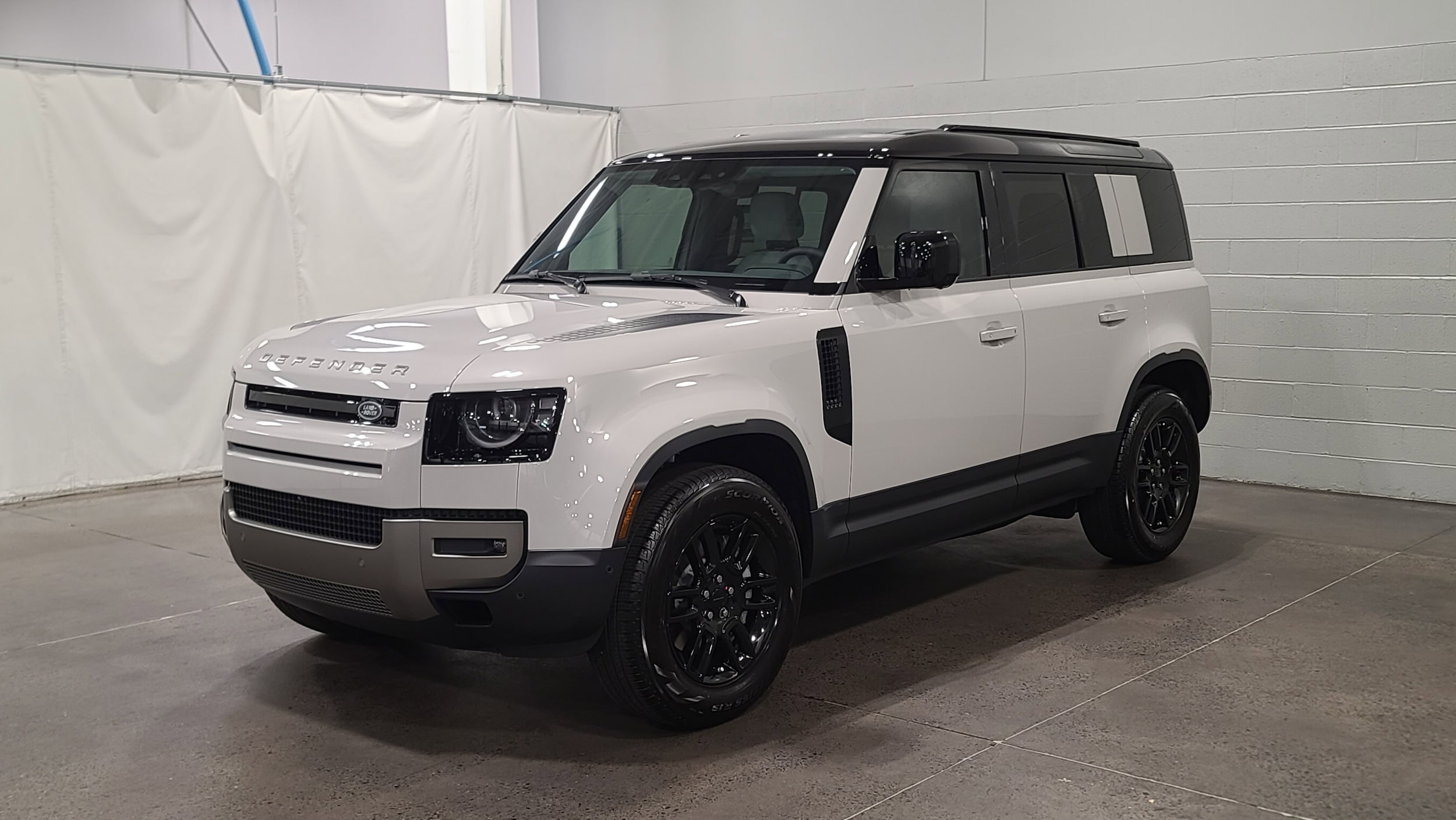 2026 Land Rover Defender S's photo