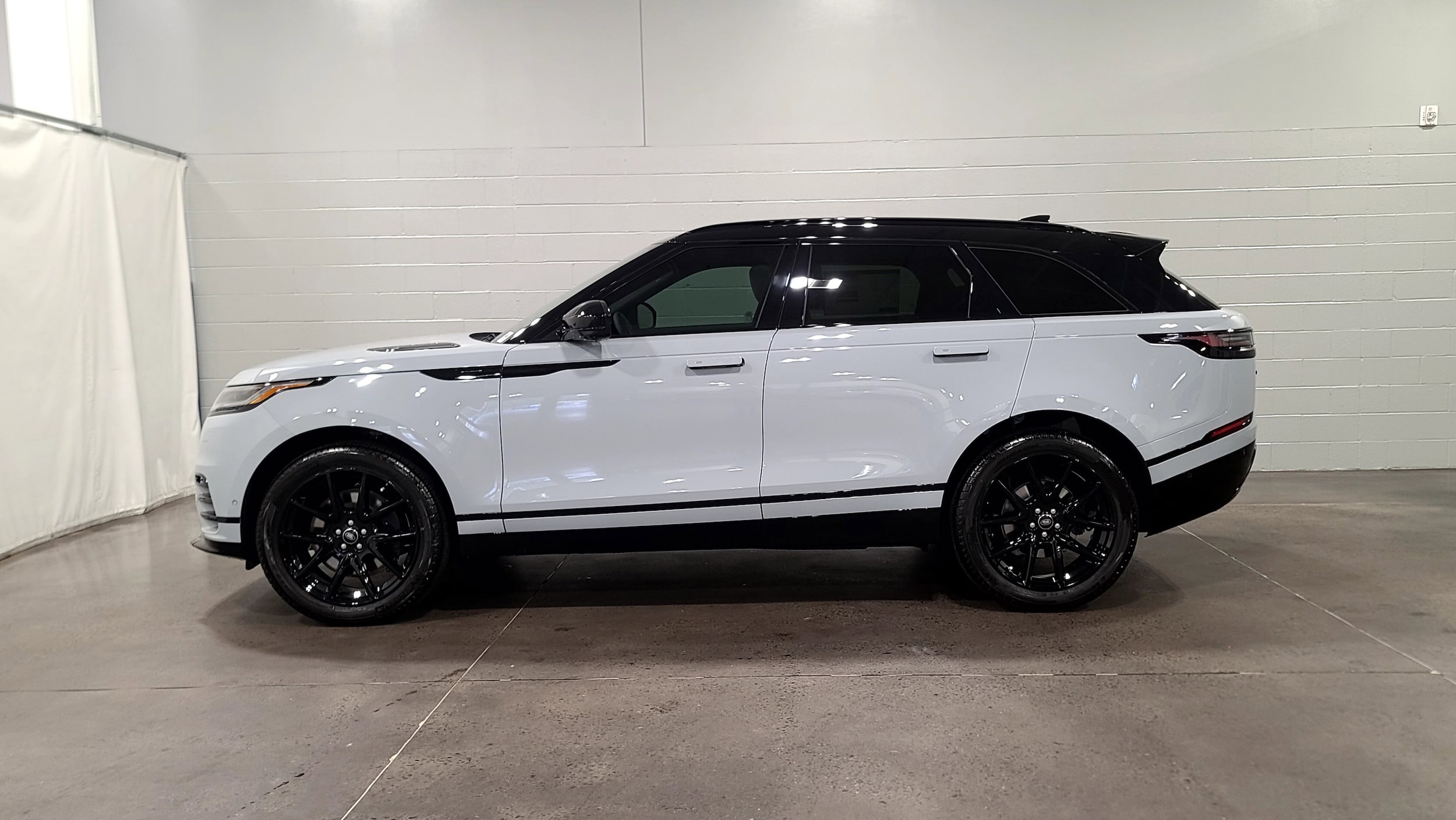 2026 Land Rover Range Rover Velar Dynamic SE photo 6