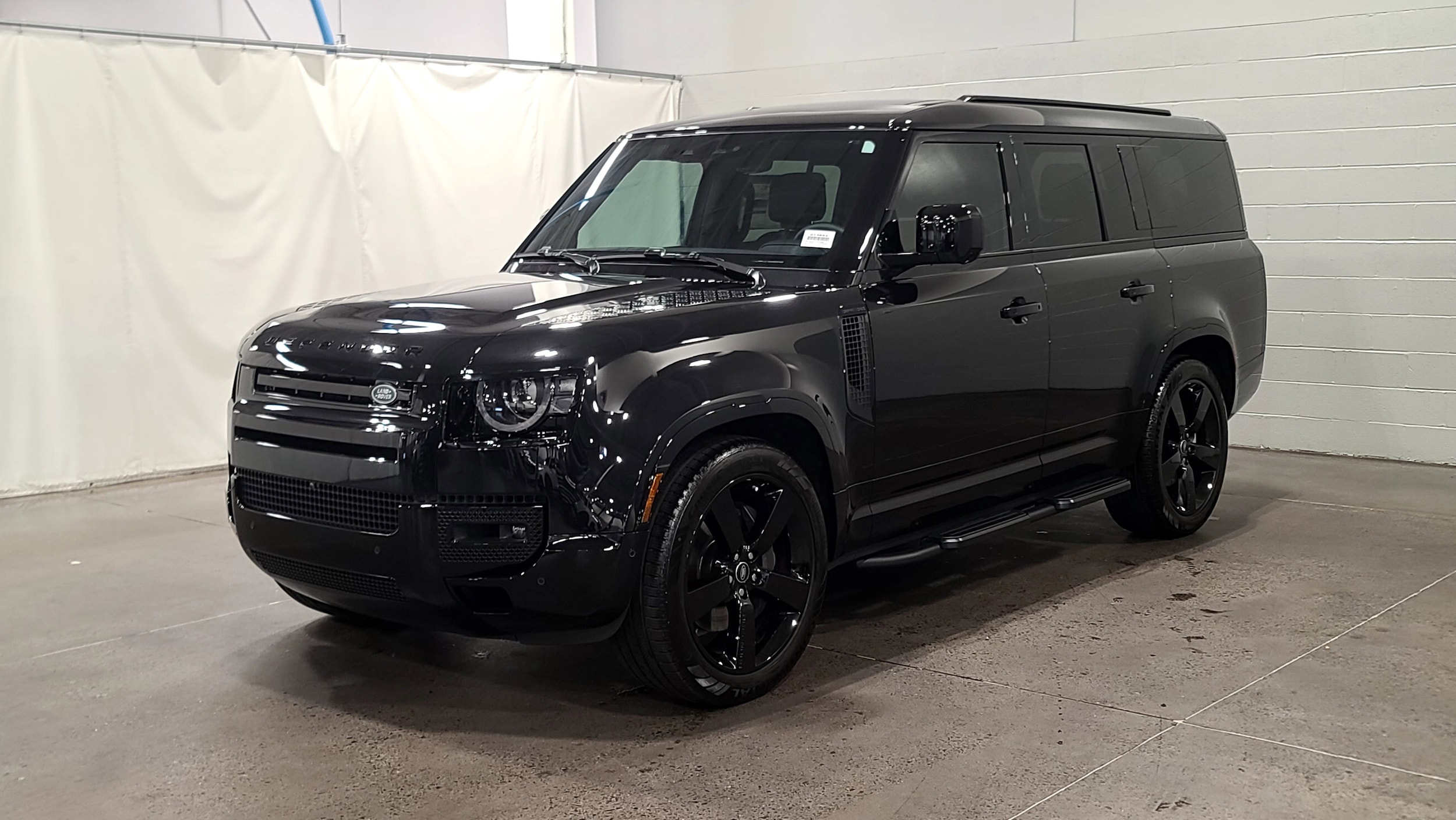 2025 Land Rover Defender X-Dynamic SE's photo