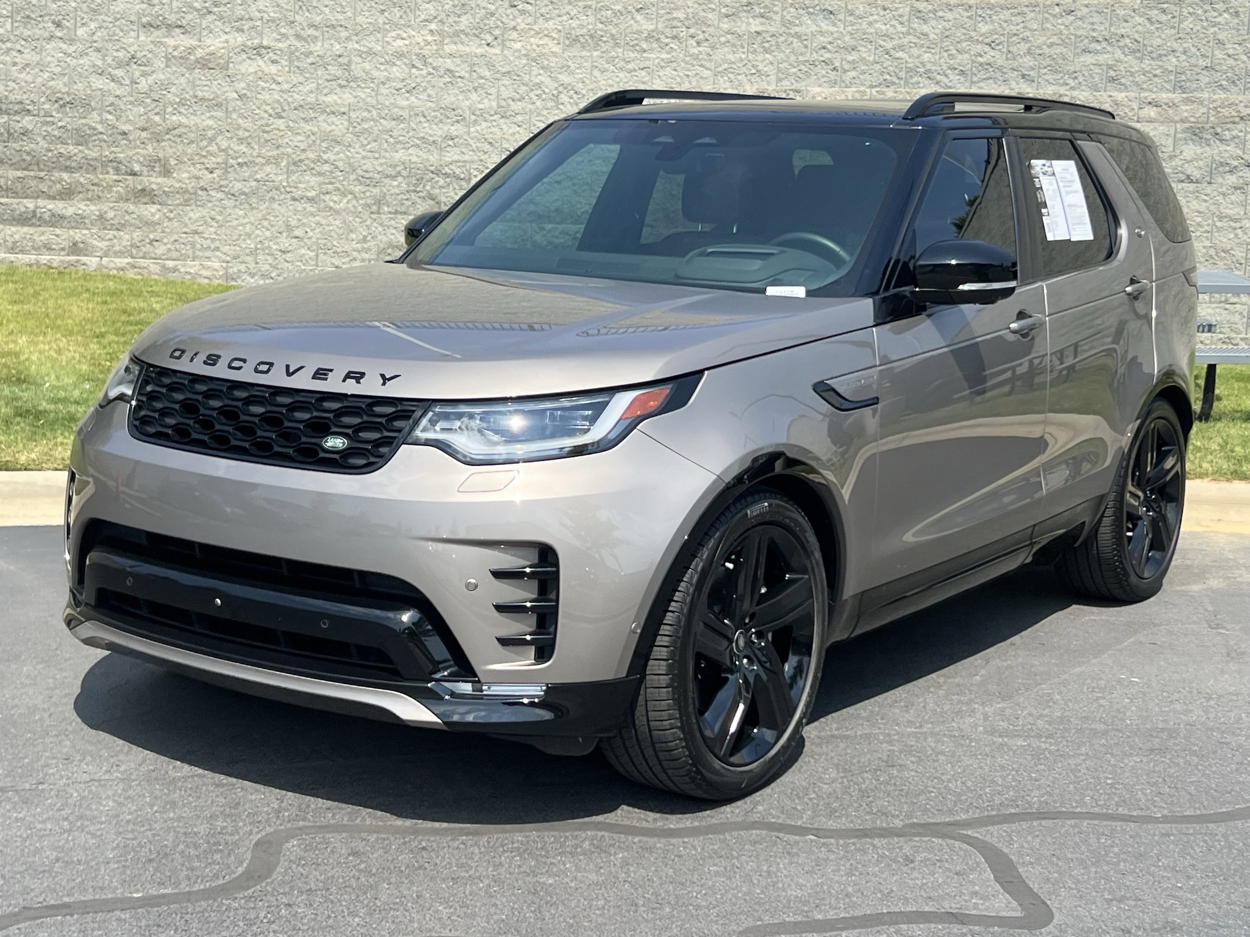 2025 Land Rover Discovery P300 Dynamic SE's photo