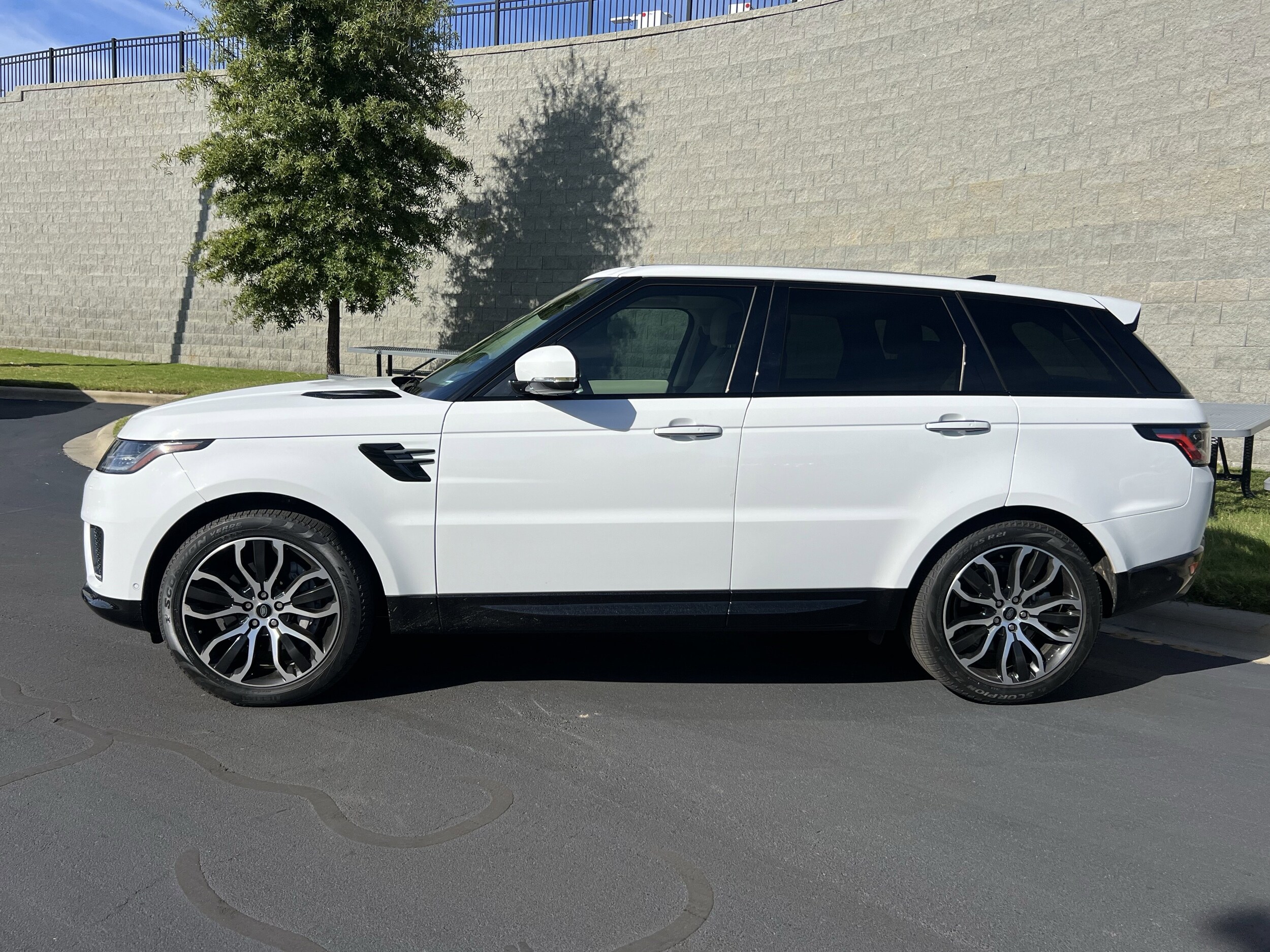 2022 Land Rover Range Rover Sport HSE Silver Edition photo 2