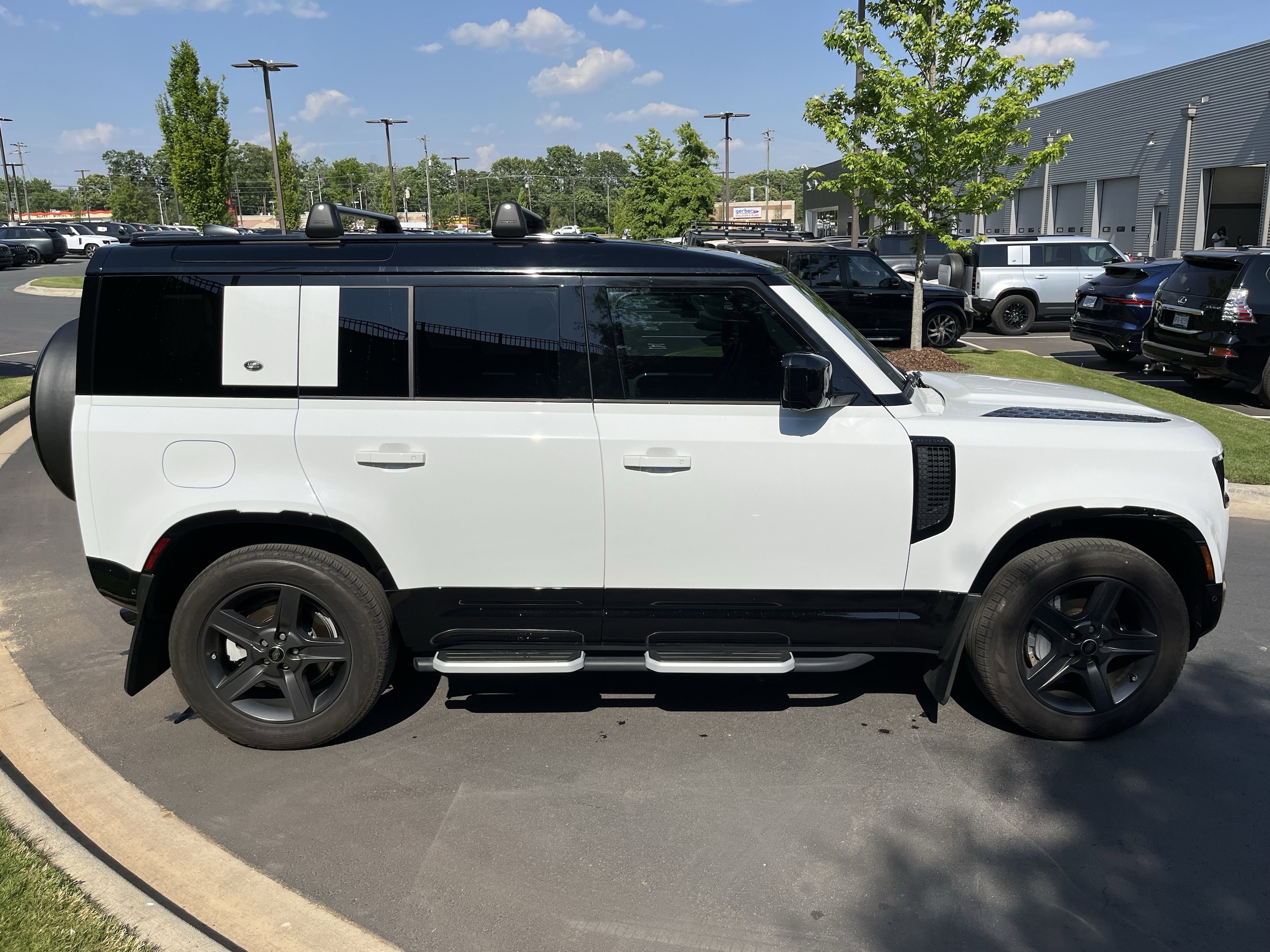 2024 Land Rover Defender X-Dynamic SE photo 5