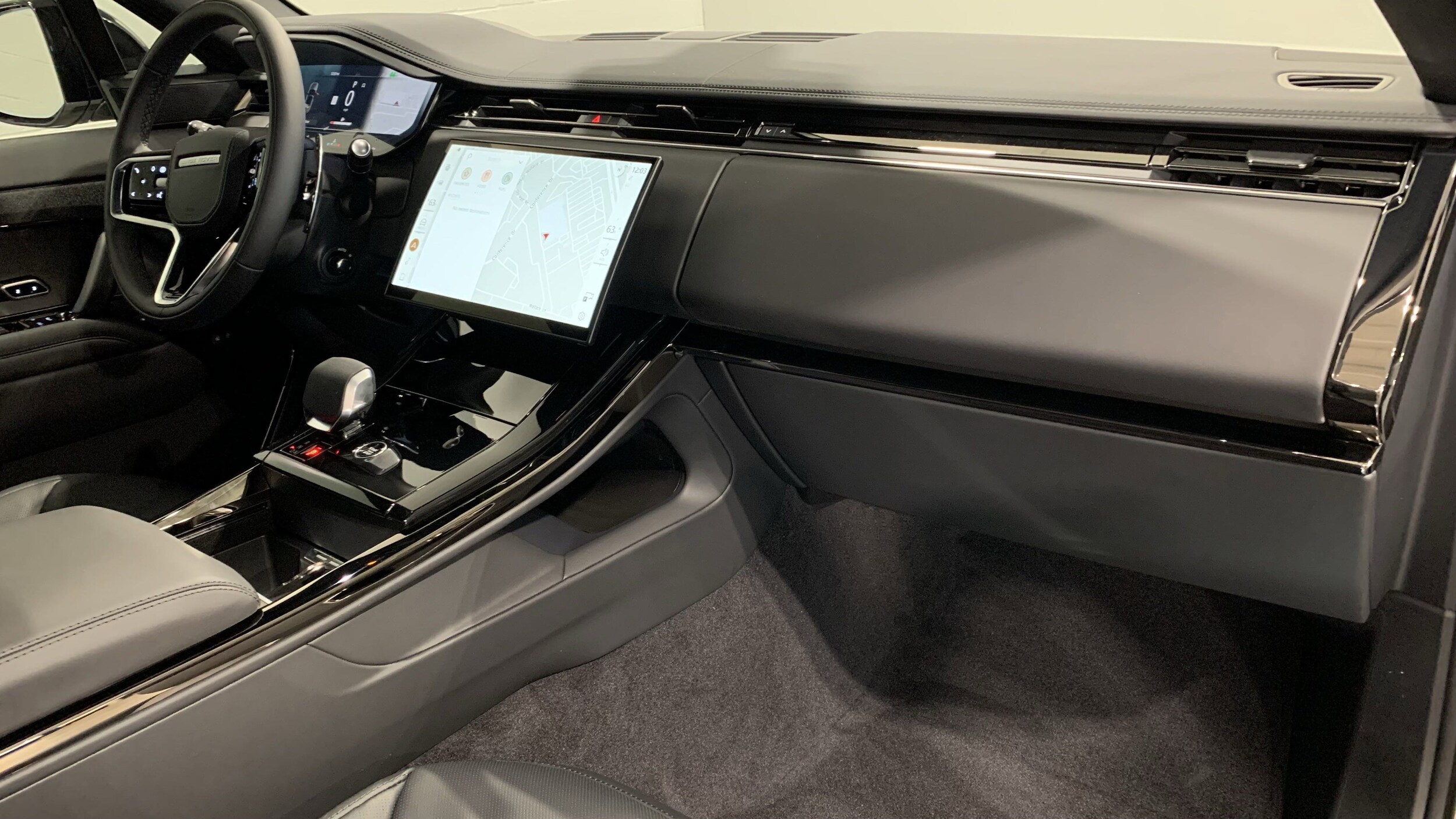 2025 Land Rover Range Rover Sport SE photo 3