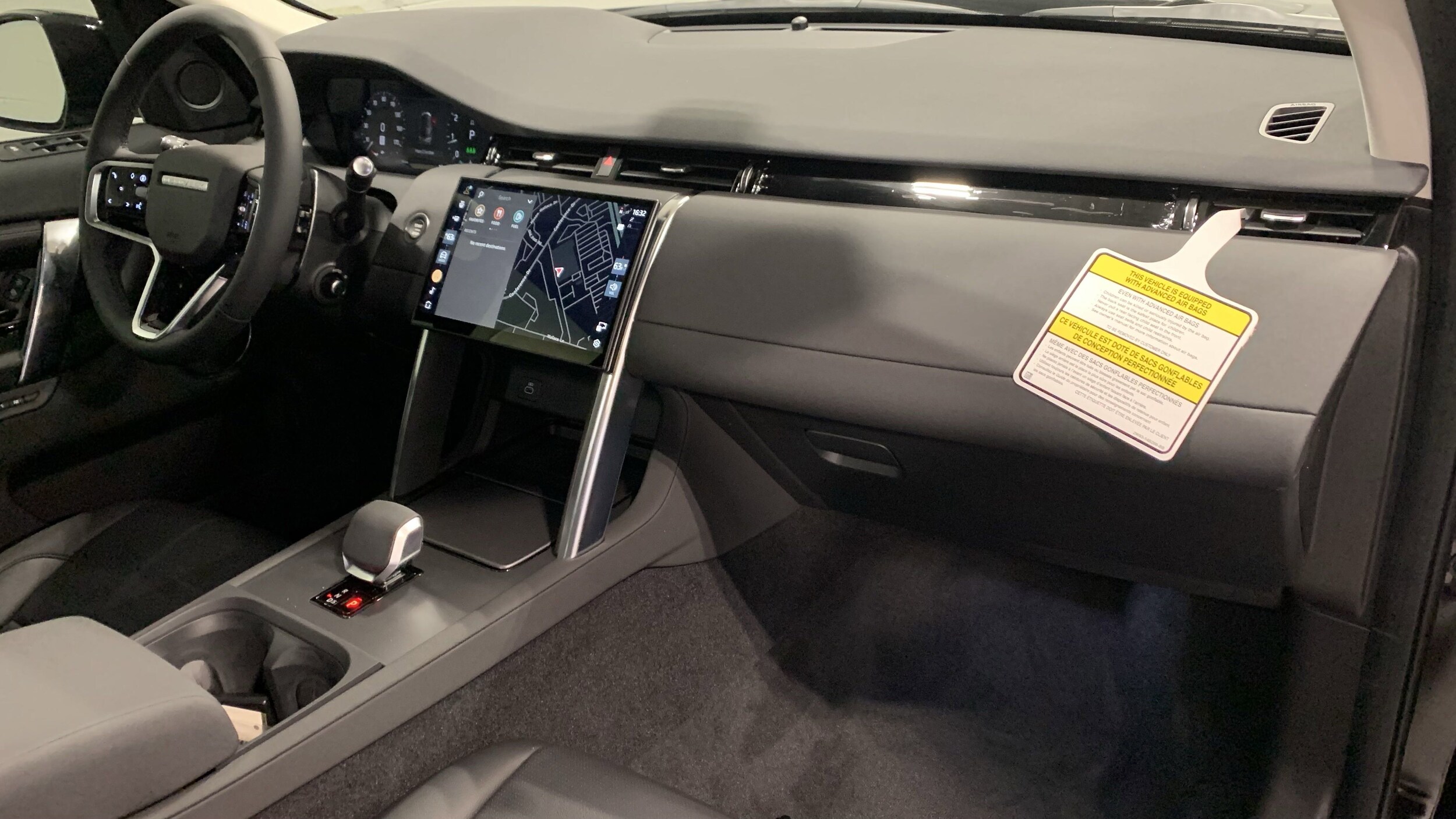 2025 Land Rover Discovery Sport S photo 3