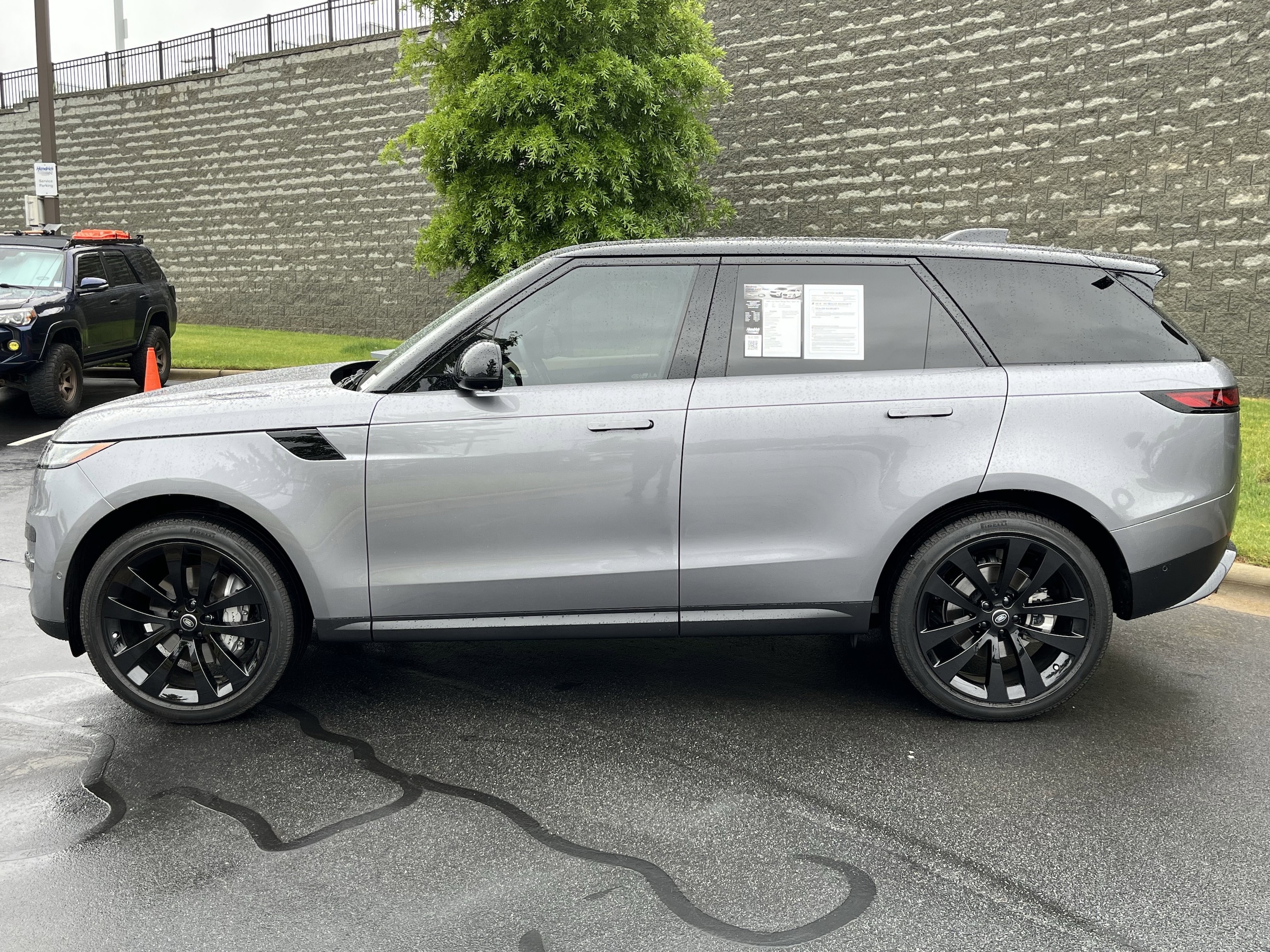 2025 Land Rover Range Rover Sport SE photo 2