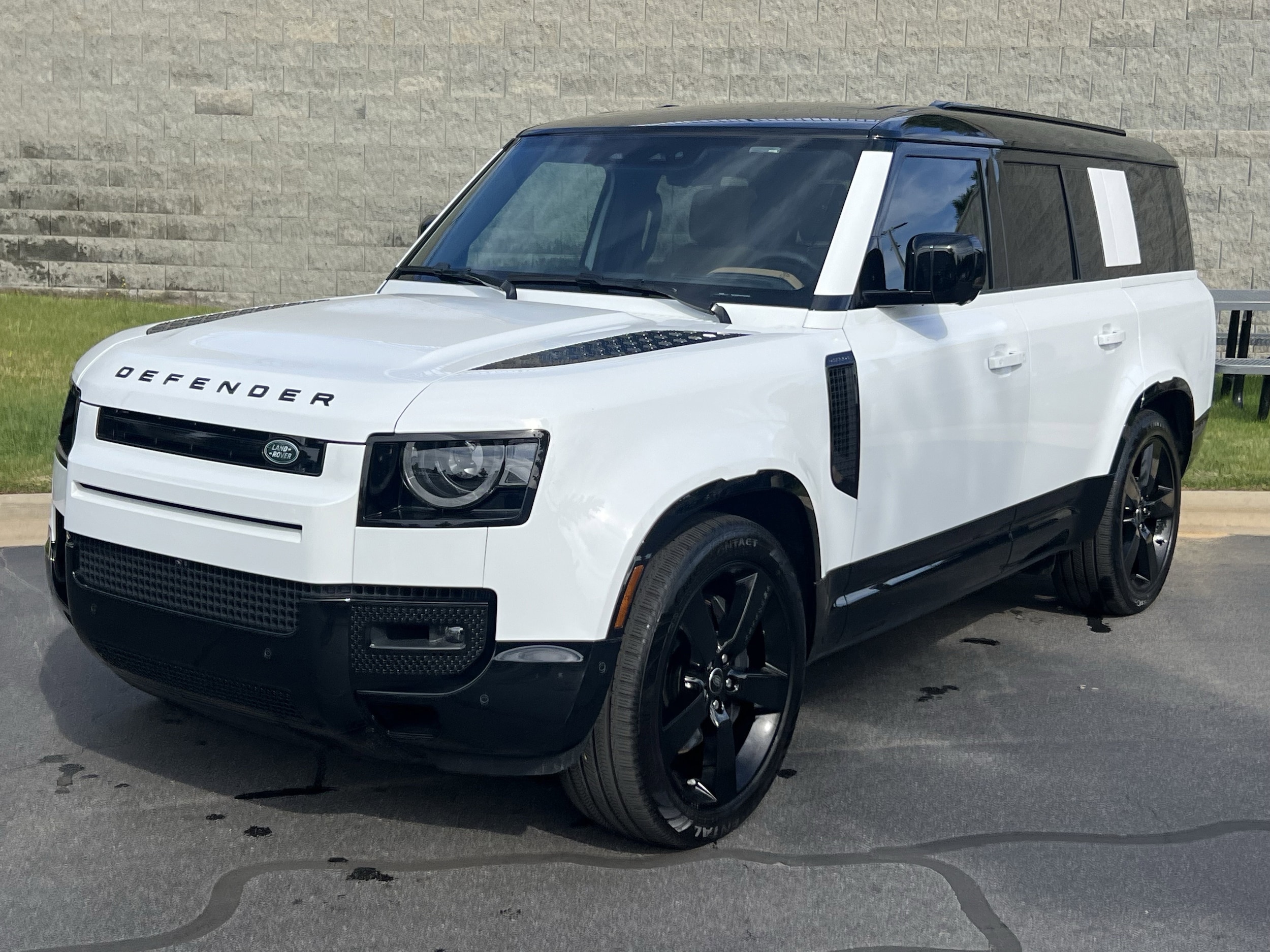 2025 Land Rover Defender 130 X-Dynamic SE P400's photo