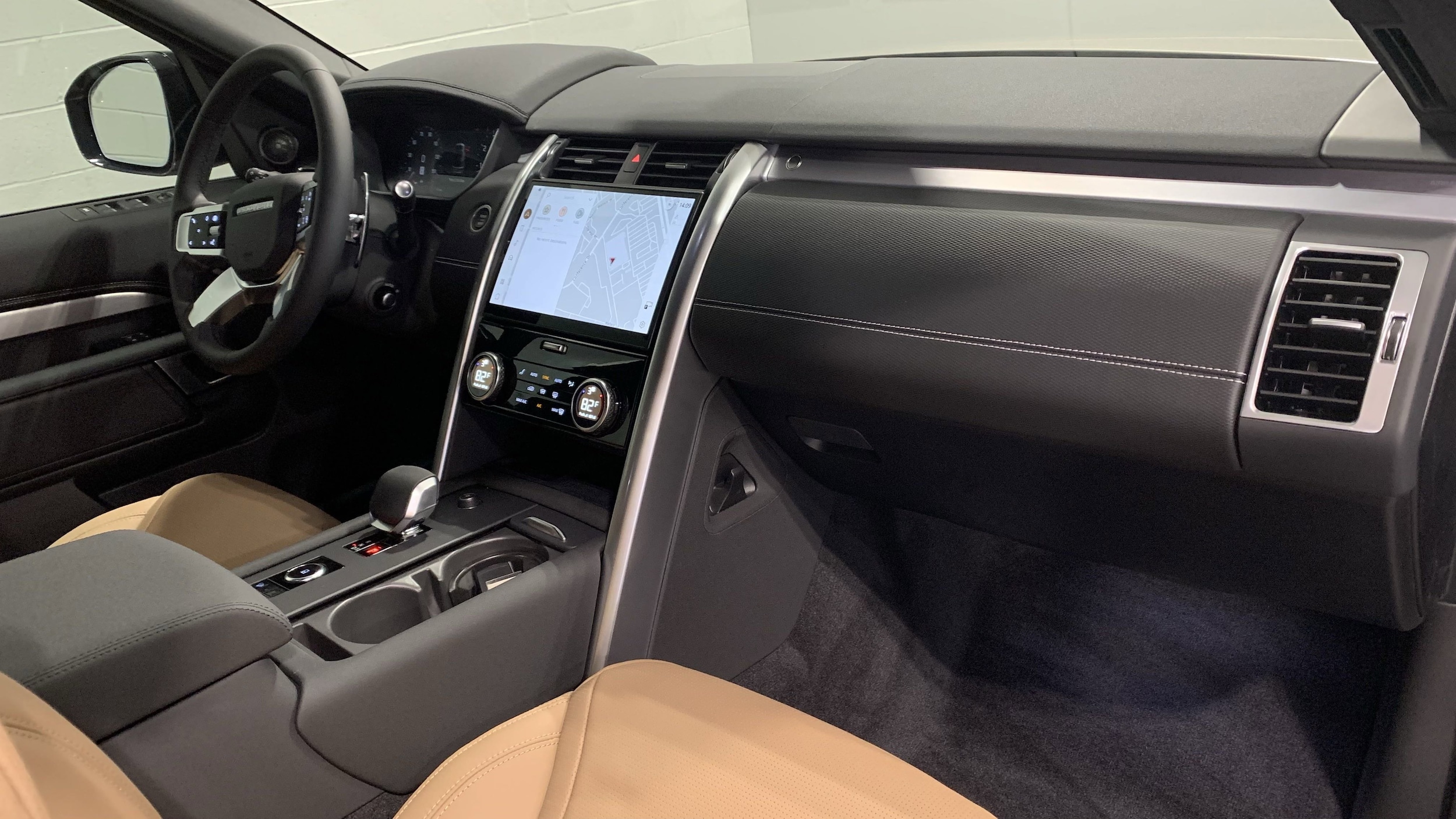 2025 Land Rover Discovery Dynamic SE photo 3