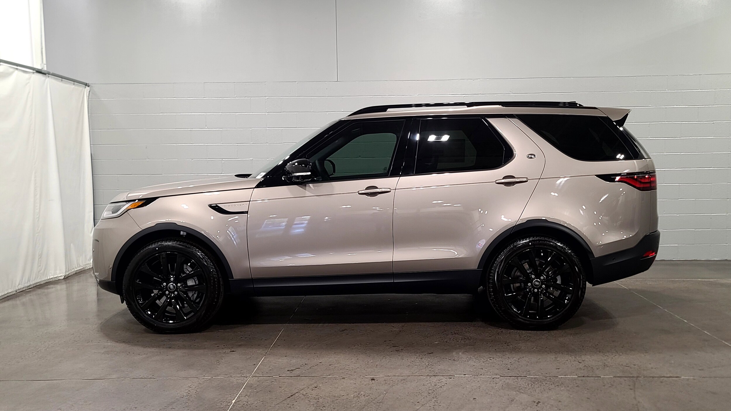 2026 Land Rover Discovery S photo 6