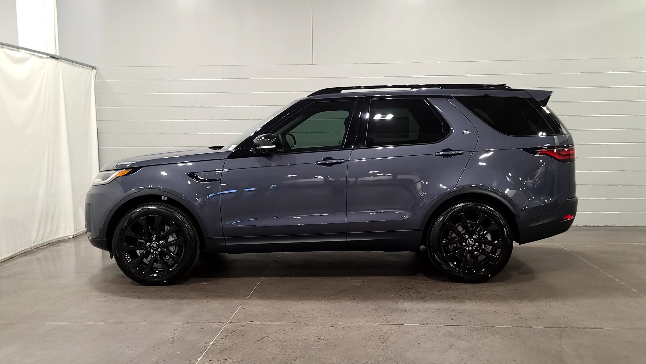 2026 Land Rover Discovery S photo 6