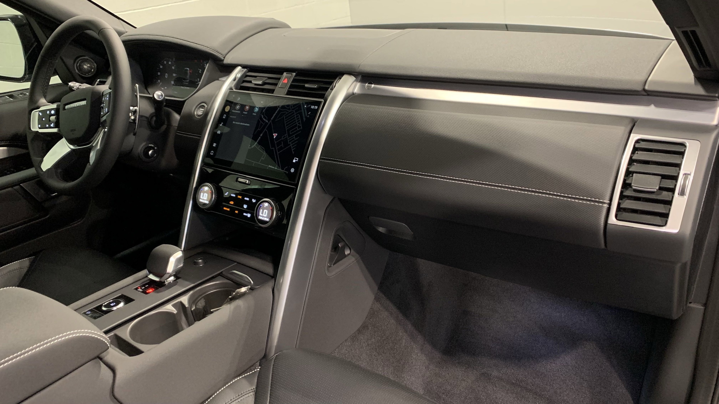 2025 Land Rover Discovery Dynamic SE photo 2