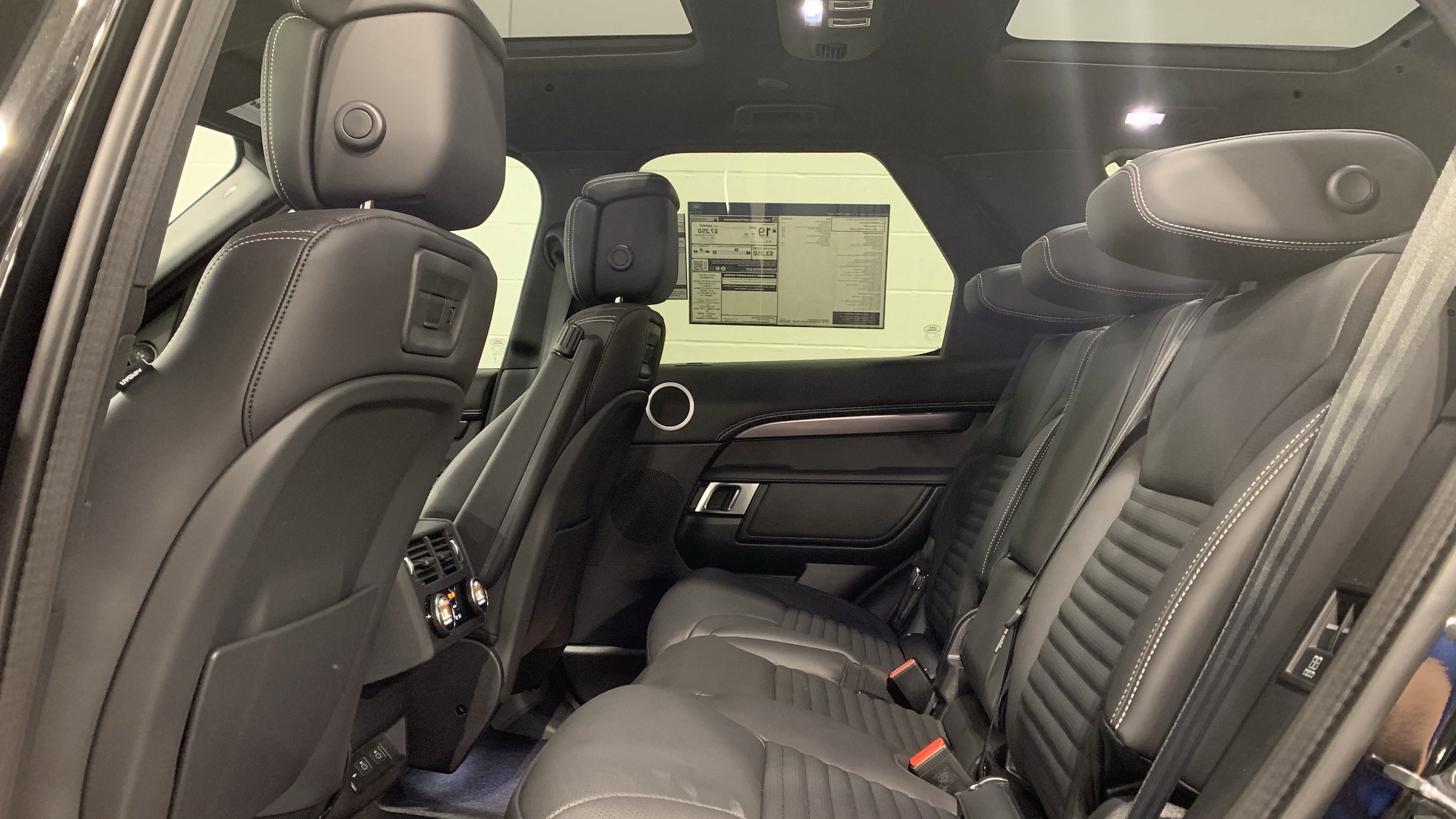 2025 Land Rover Discovery Metropolitan Edition photo 5