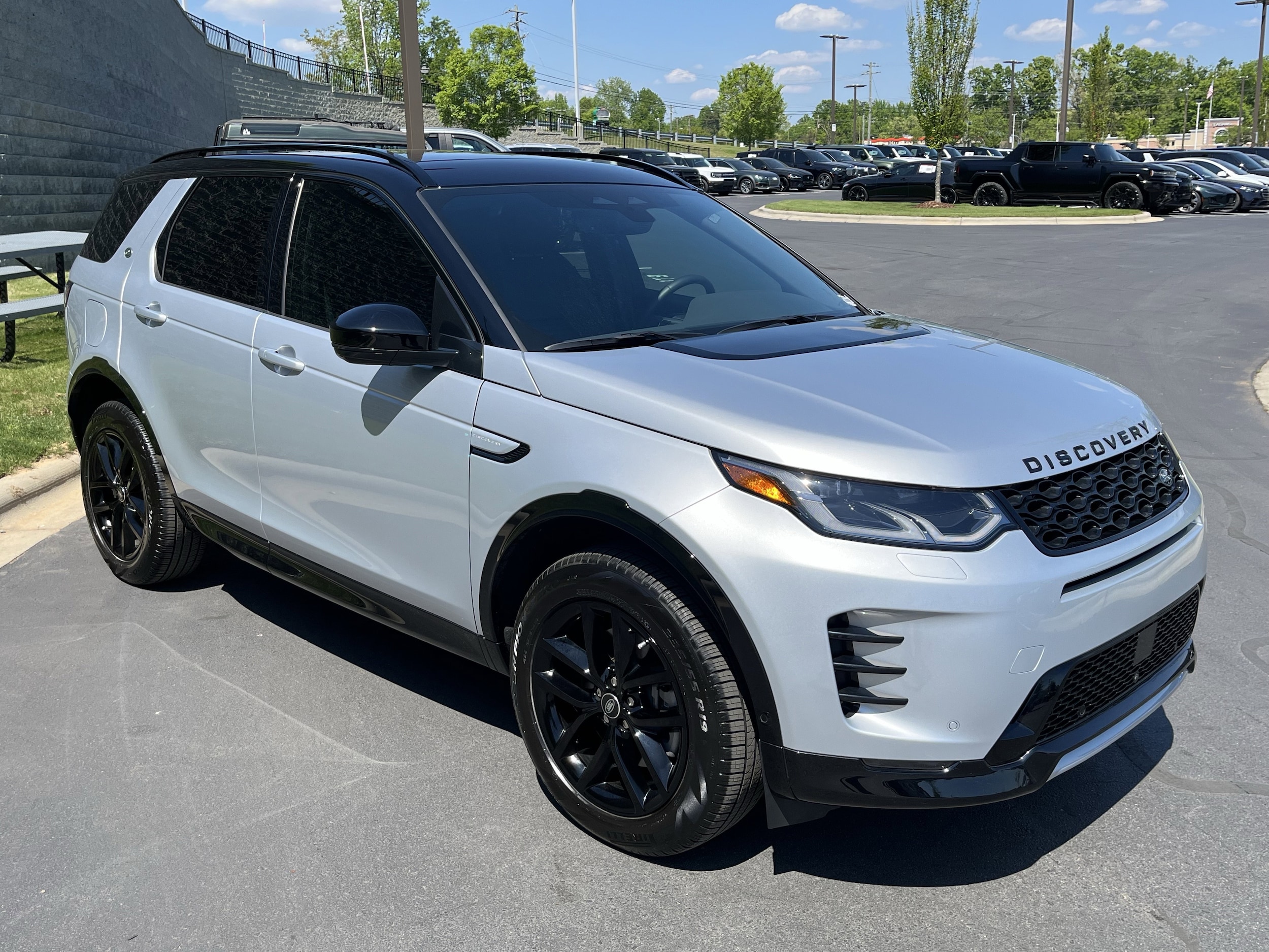 2025 Land Rover Discovery Sport Dynamic SE photo 3