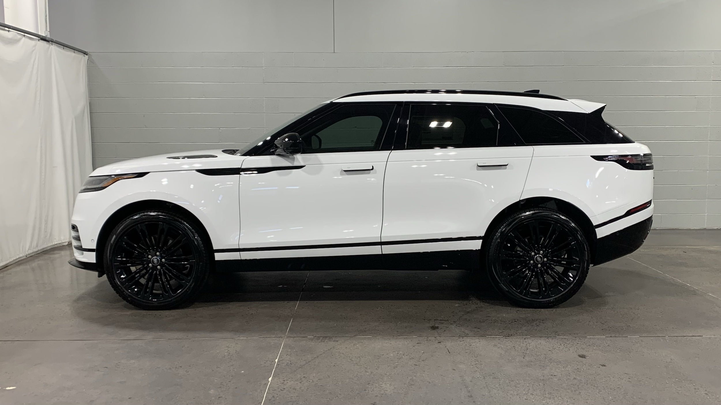 2026 Land Rover Range Rover Velar Dynamic SE photo 6