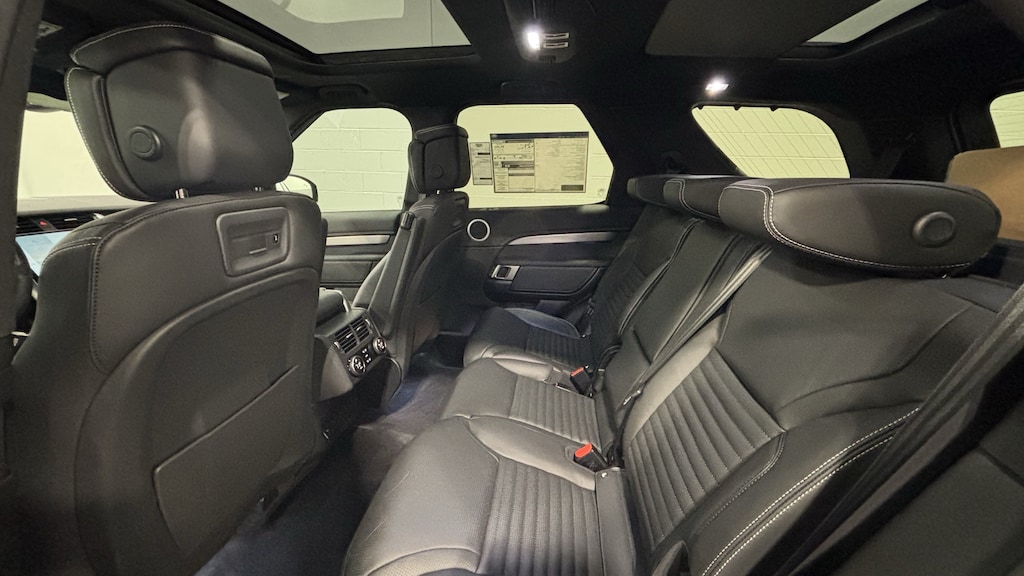 New 2026 Land Rover Discovery Dynamic SE SUV