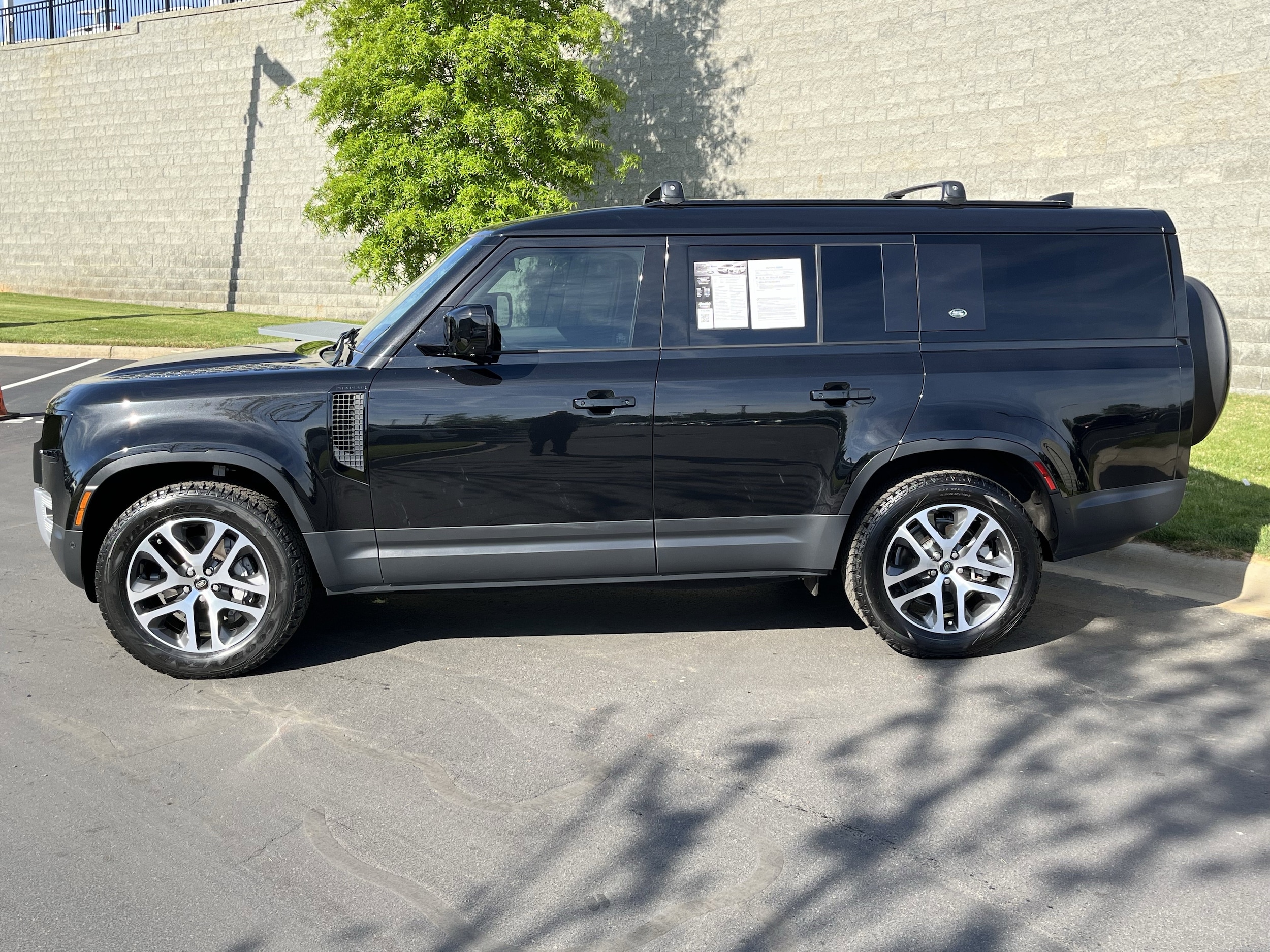 2024 Land Rover Defender 130 P300 S photo 2