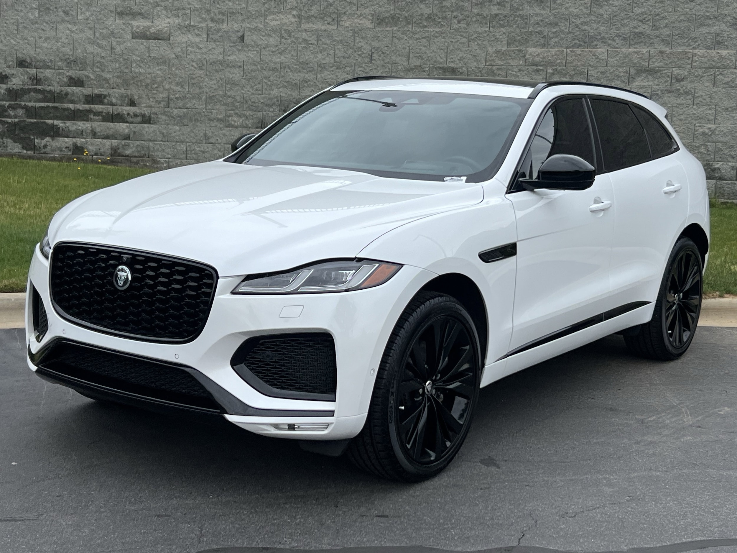 2026 Jaguar F-PACE P400 R-Dynamic S's photo