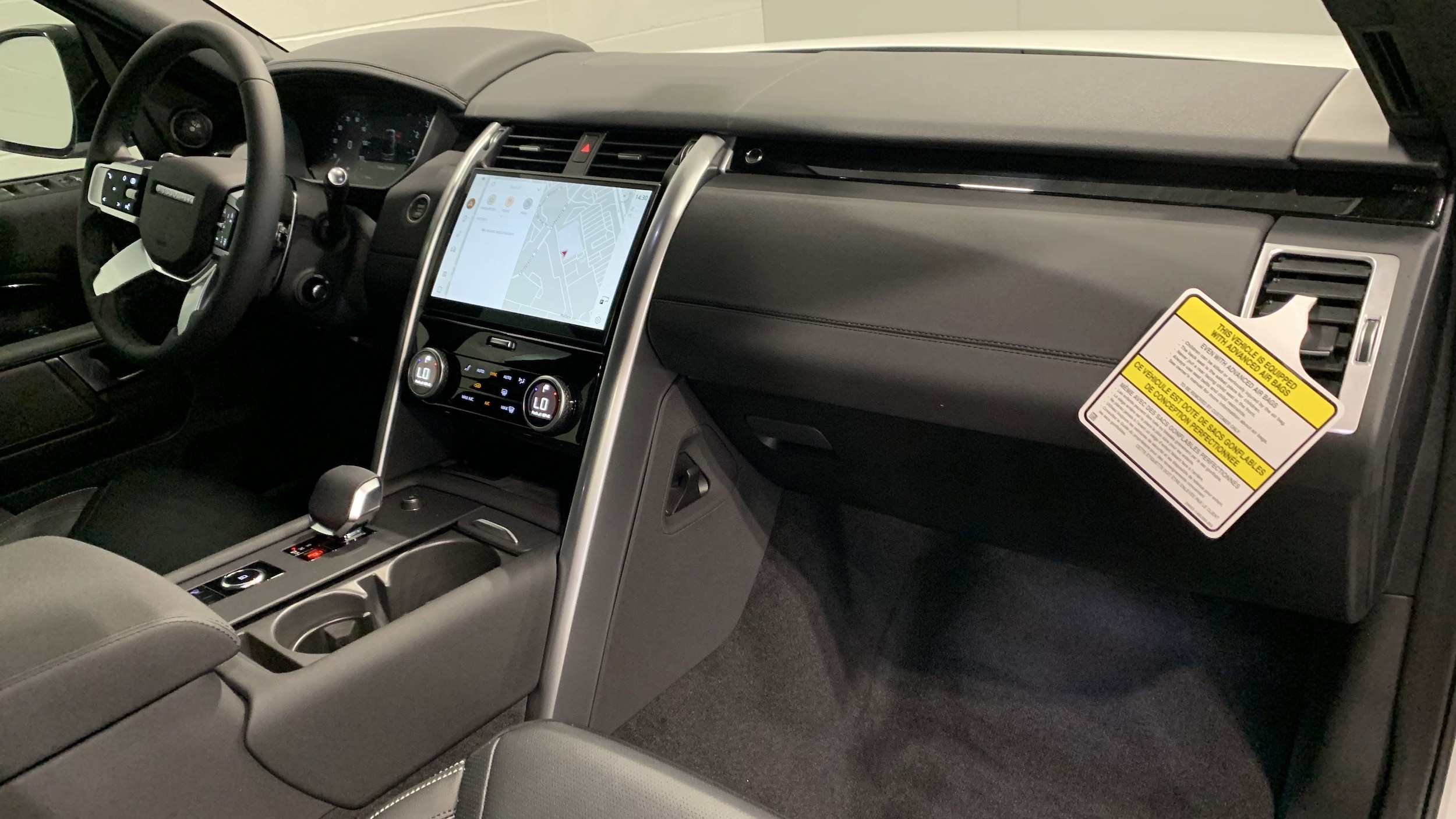 2025 Land Rover Discovery S photo 3