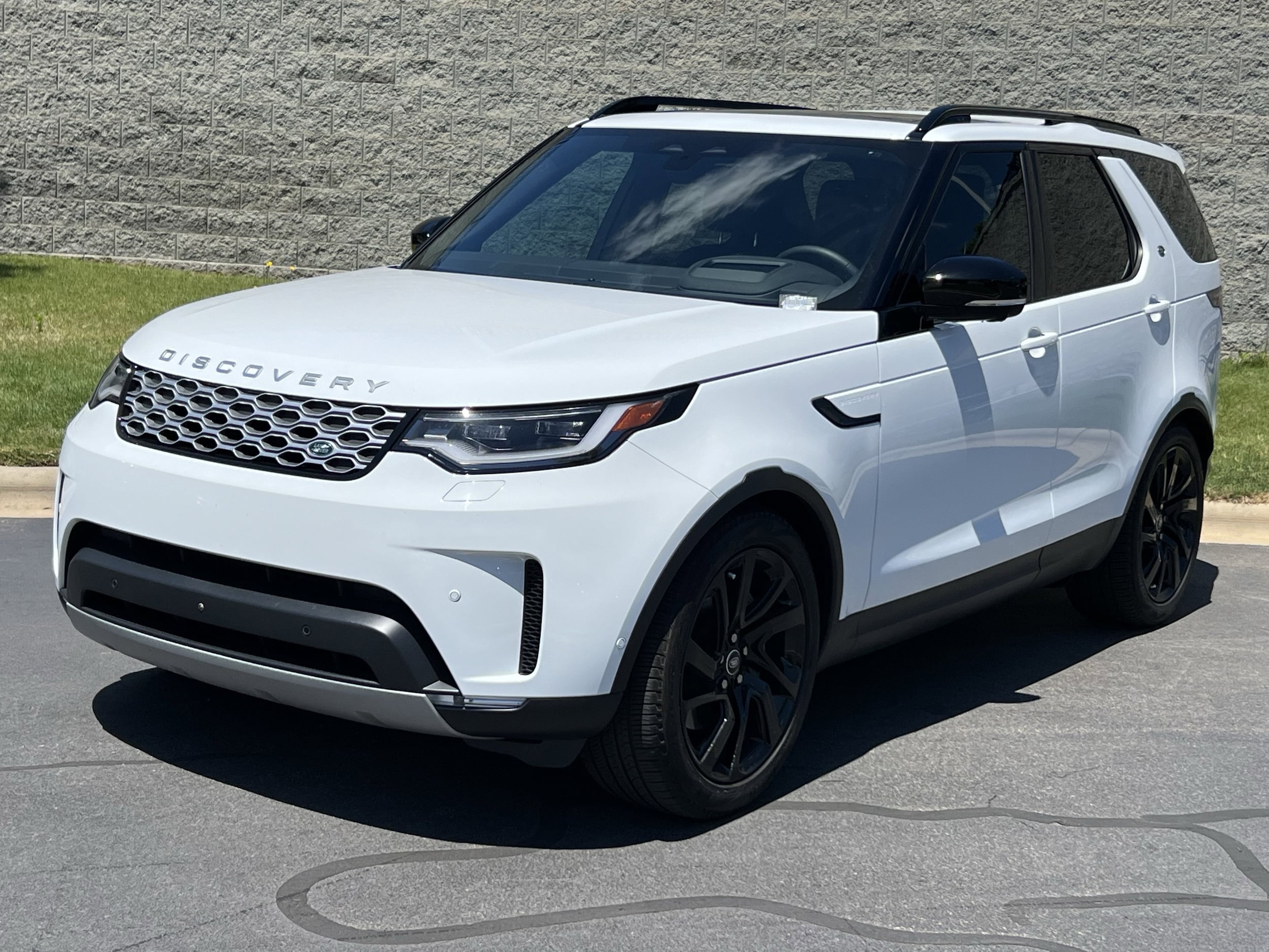 2025 Land Rover Discovery P300 S's photo