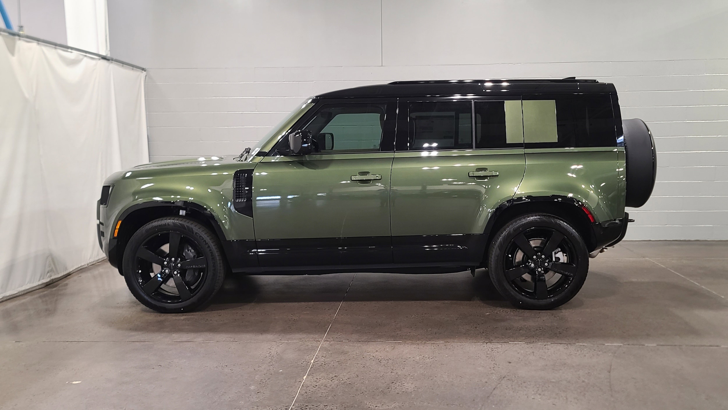 2026 Land Rover Defender X-Dynamic SE photo 6