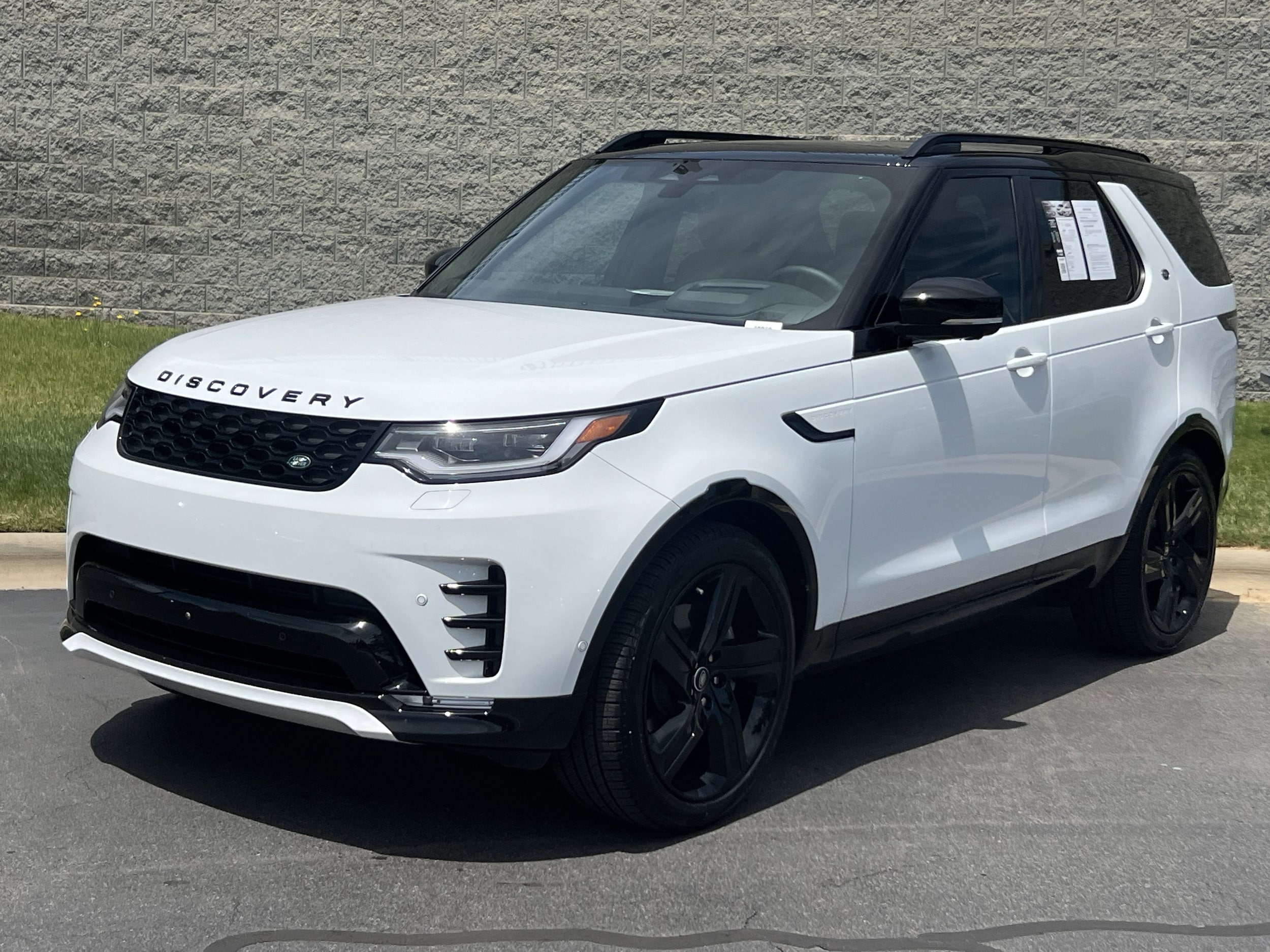 2025 Land Rover Discovery P300 Dynamic SE's photo
