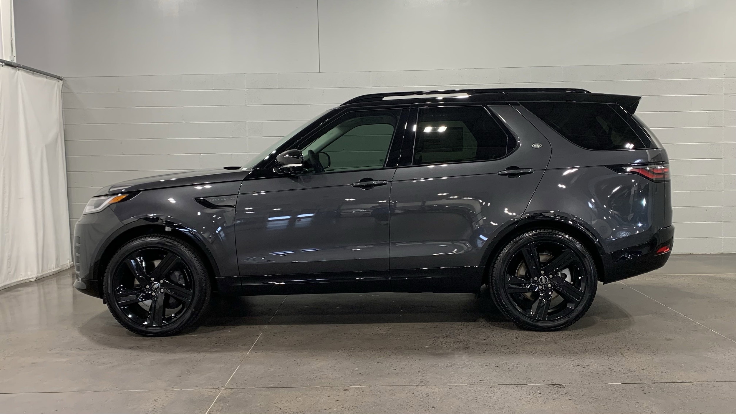 2025 Land Rover Discovery Dynamic SE photo 6