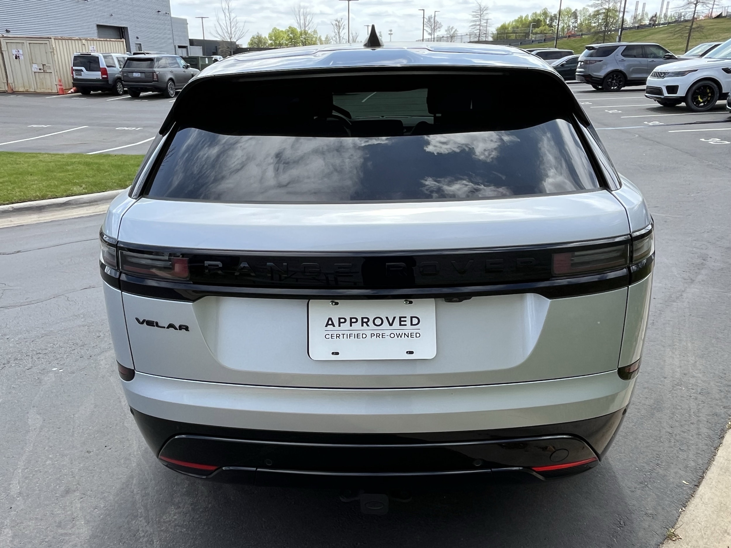 2025 Land Rover Range Rover Velar Dynamic SE photo 4