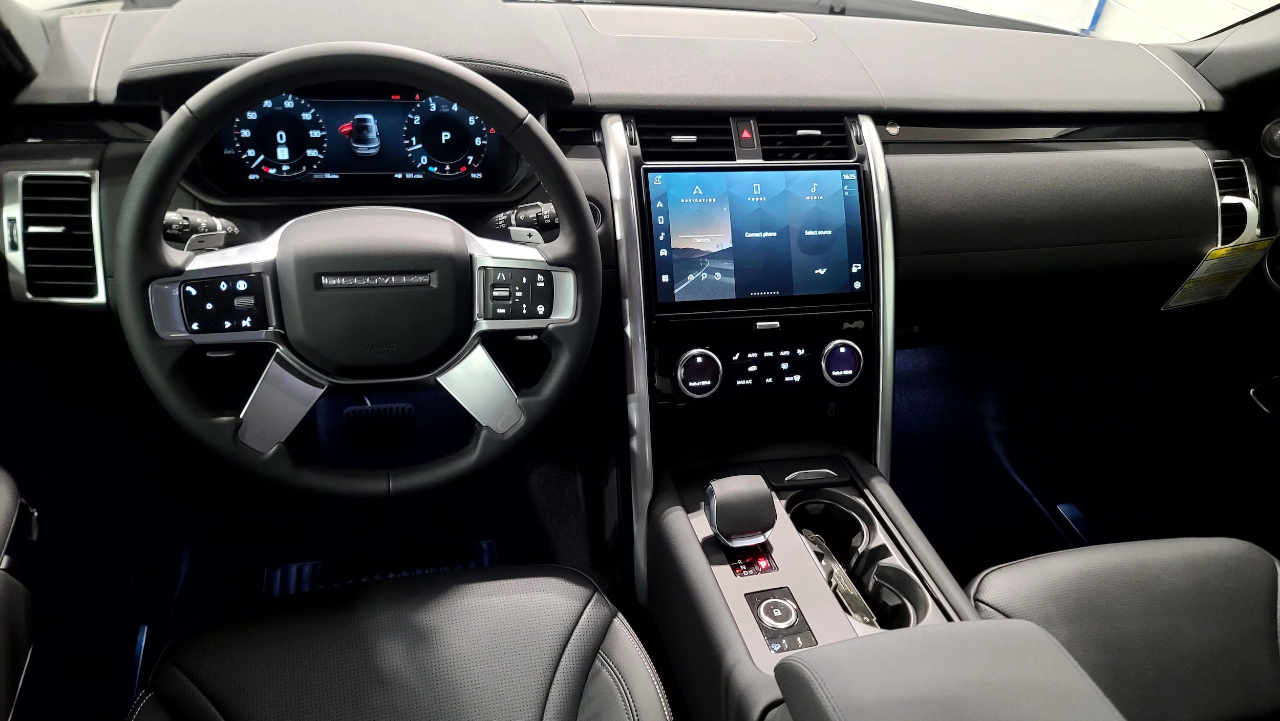 2026 Land Rover Discovery S photo 4