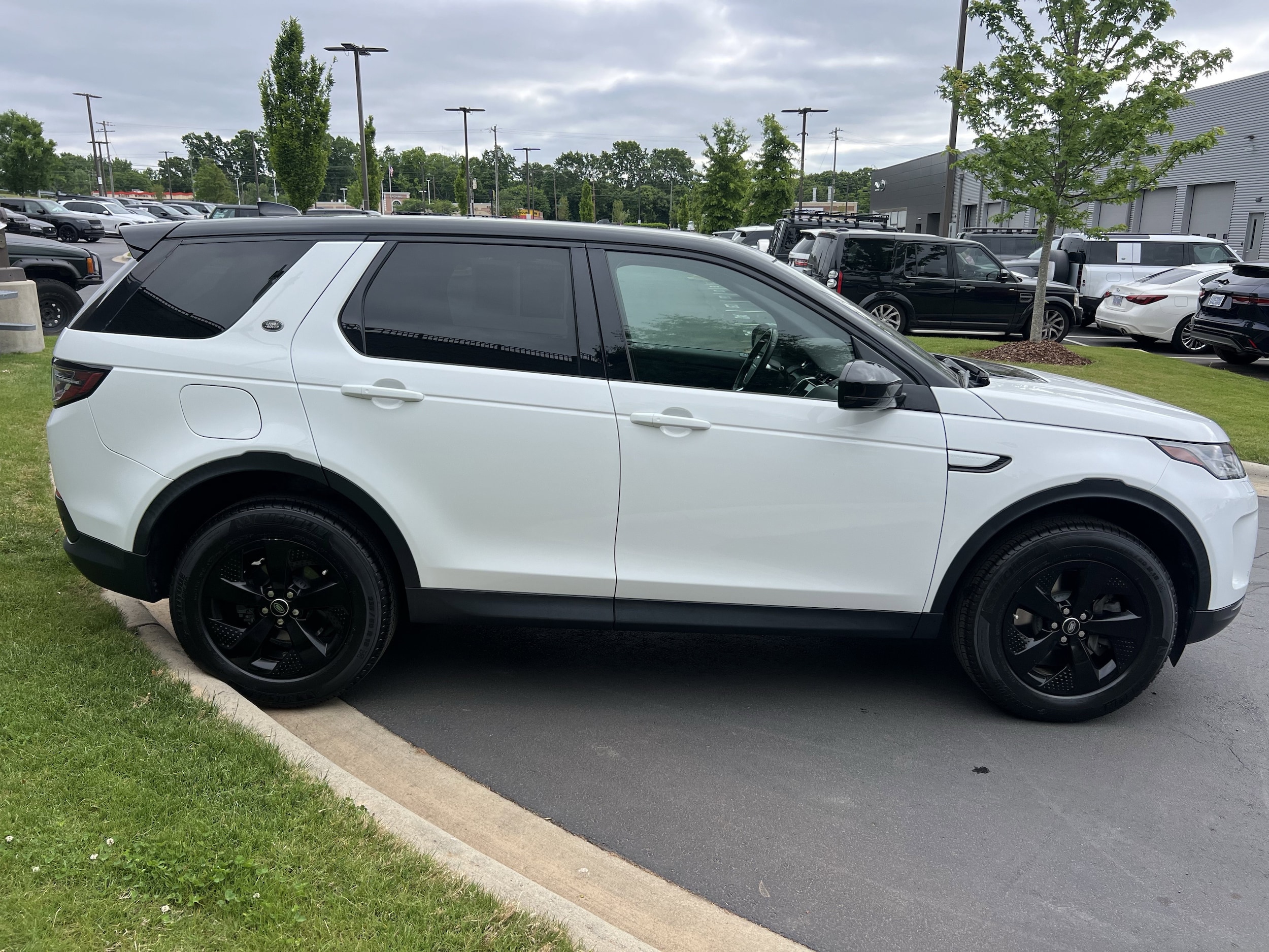 2020 Land Rover Discovery Sport SE photo 5