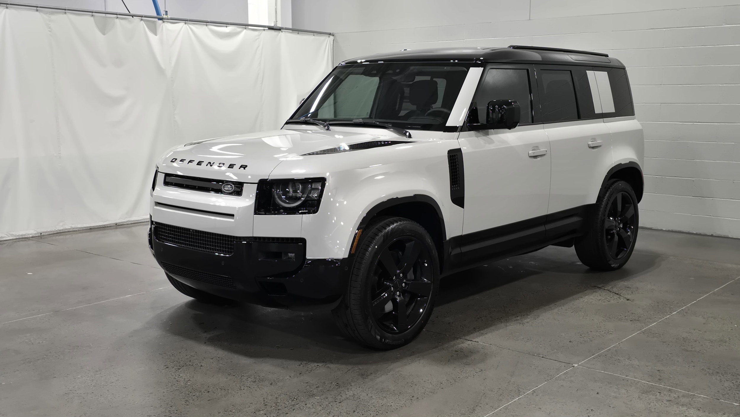 2026 Land Rover Defender X-Dynamic SE's photo