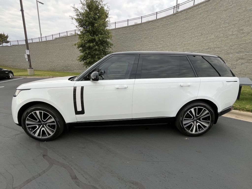 New 2025 Land Rover Range Rover SE SUV
