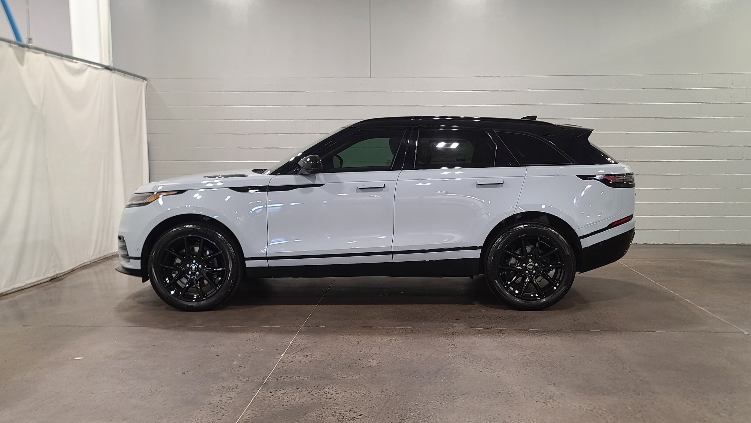 2026 Land Rover Range Rover Velar Dynamic SE photo 6