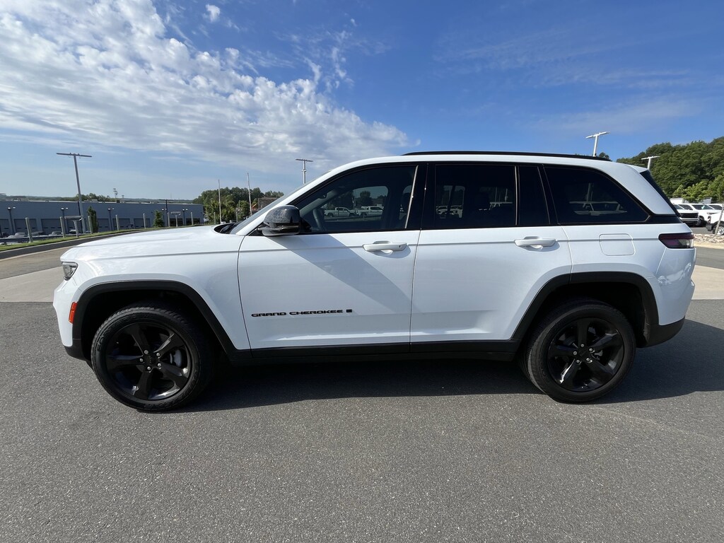 Used 2023 Jeep Grand Cherokee Altitude SUV
