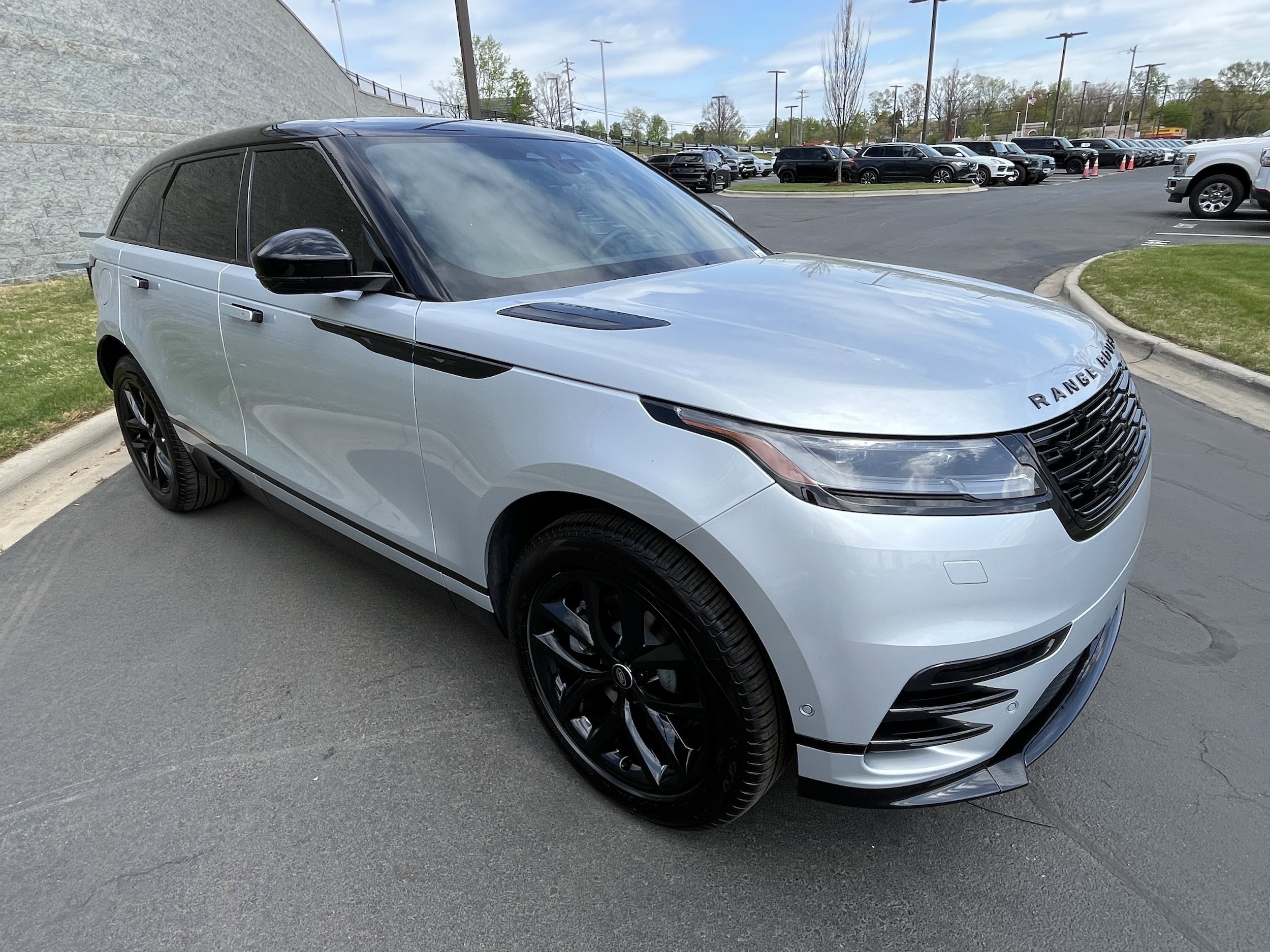 2025 Land Rover Range Rover Velar Dynamic SE photo 3