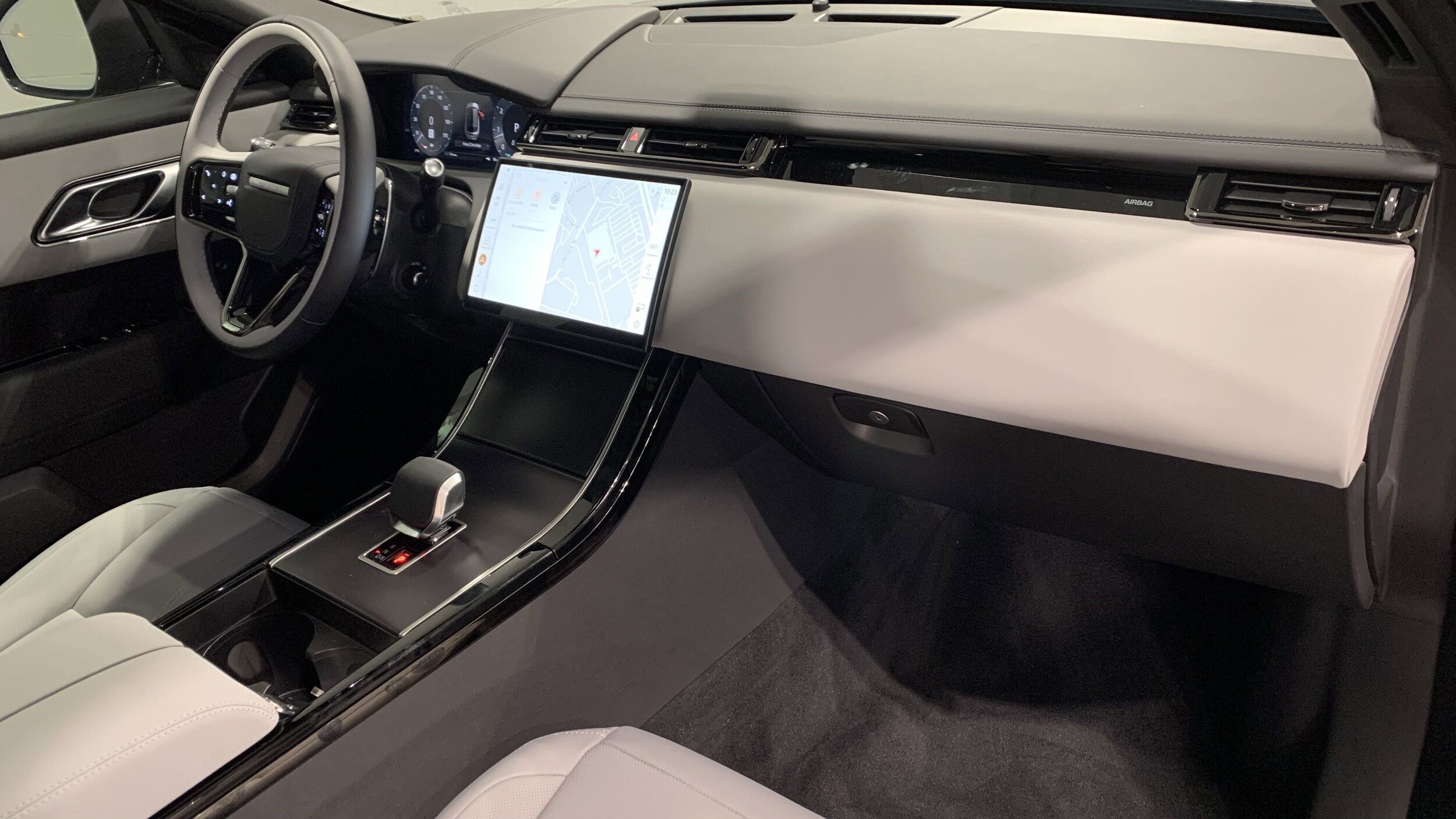 2026 Land Rover Range Rover Velar SE photo 3
