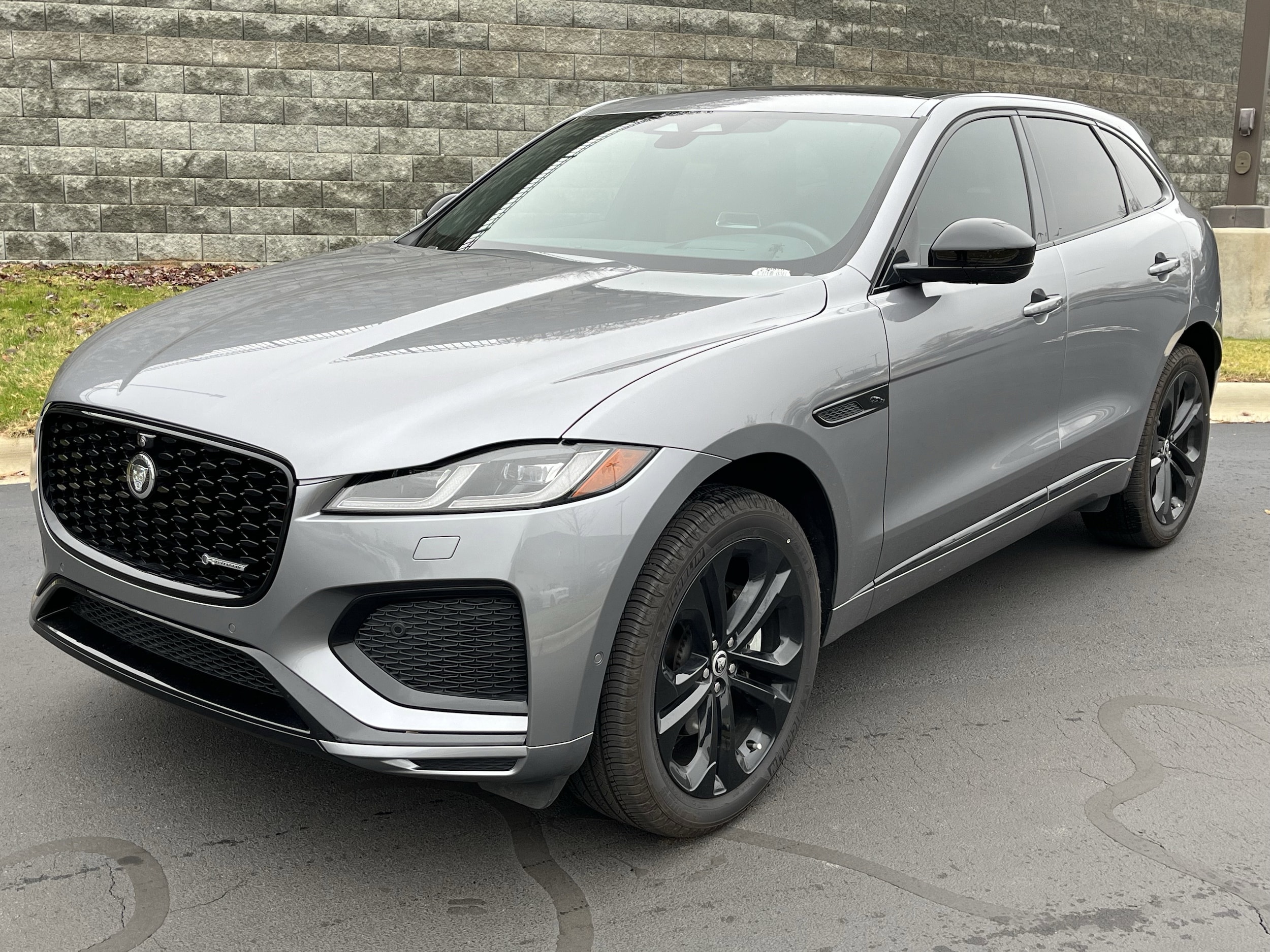 2025 Jaguar F-PACE R-Dynamic S's photo
